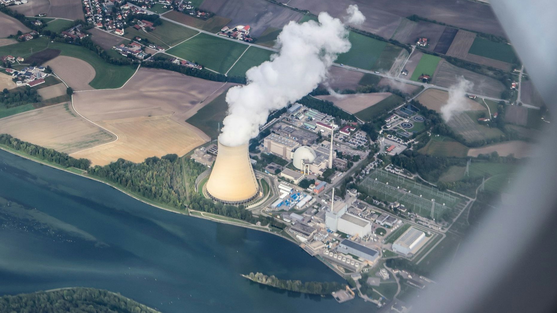 Das Atomkraftwerk Isar 2 in Bayern ist derzeit noch in Betrieb.&nbsp; Foto: dpa/Woitas