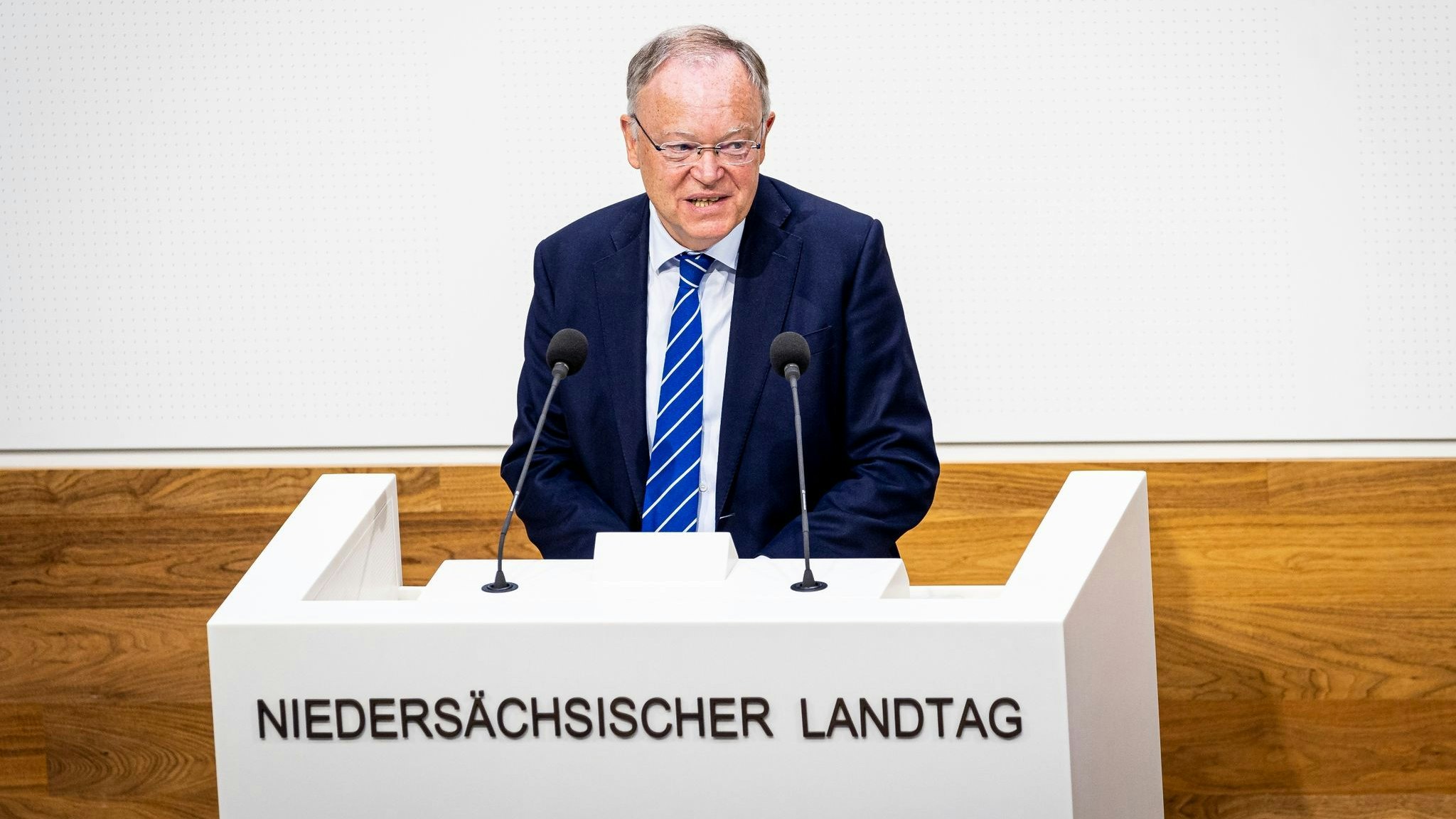 Stephan Weil (SPD), Ministerpräsident von Niedersachsen, spricht im niedersächsischen Landtag. Foto: dpa/Frankenberg