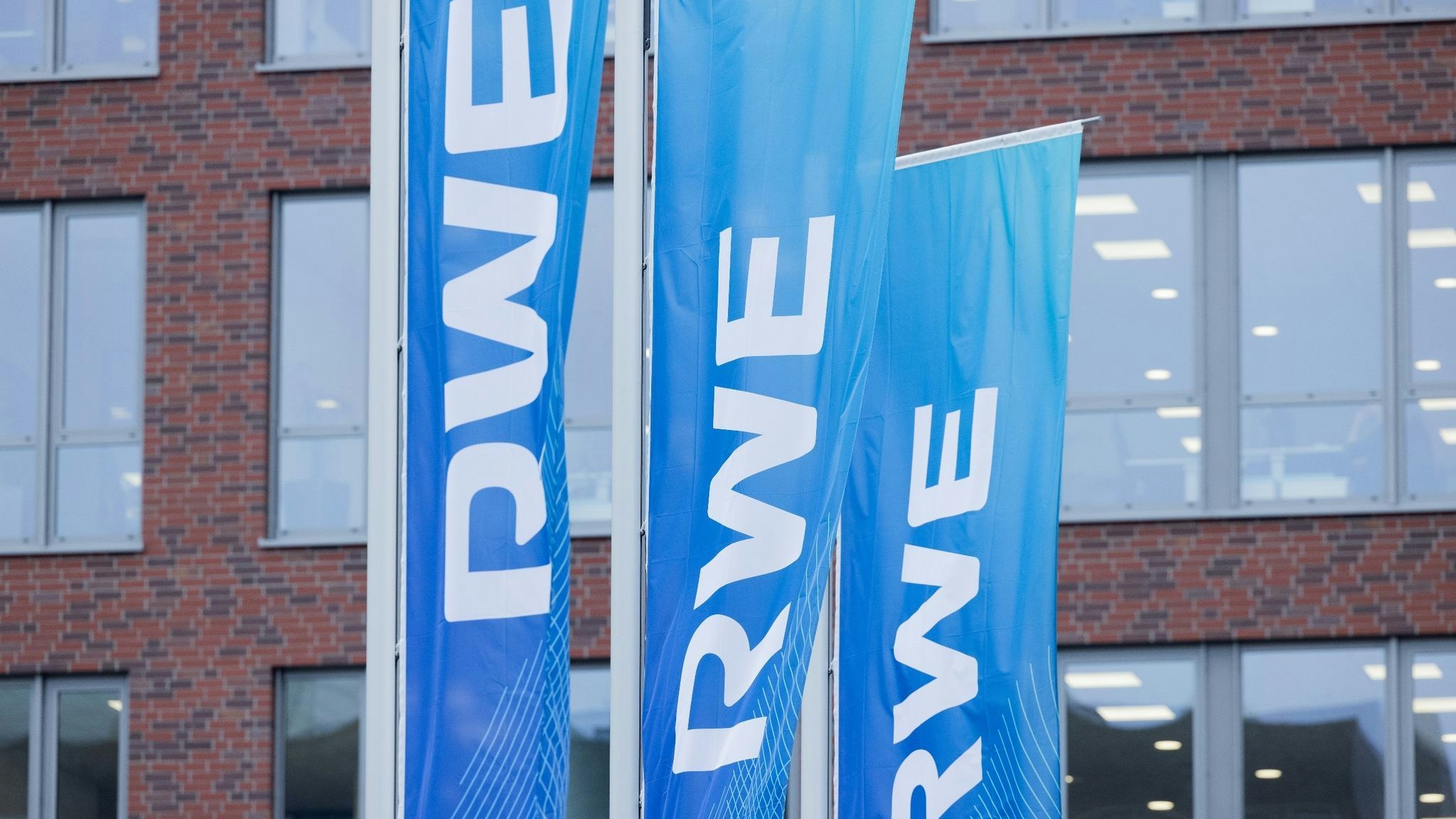 Flaggen wehen vor der RWE-Konzernzentrale in Essen. Foto: dpa/Vennenbernd