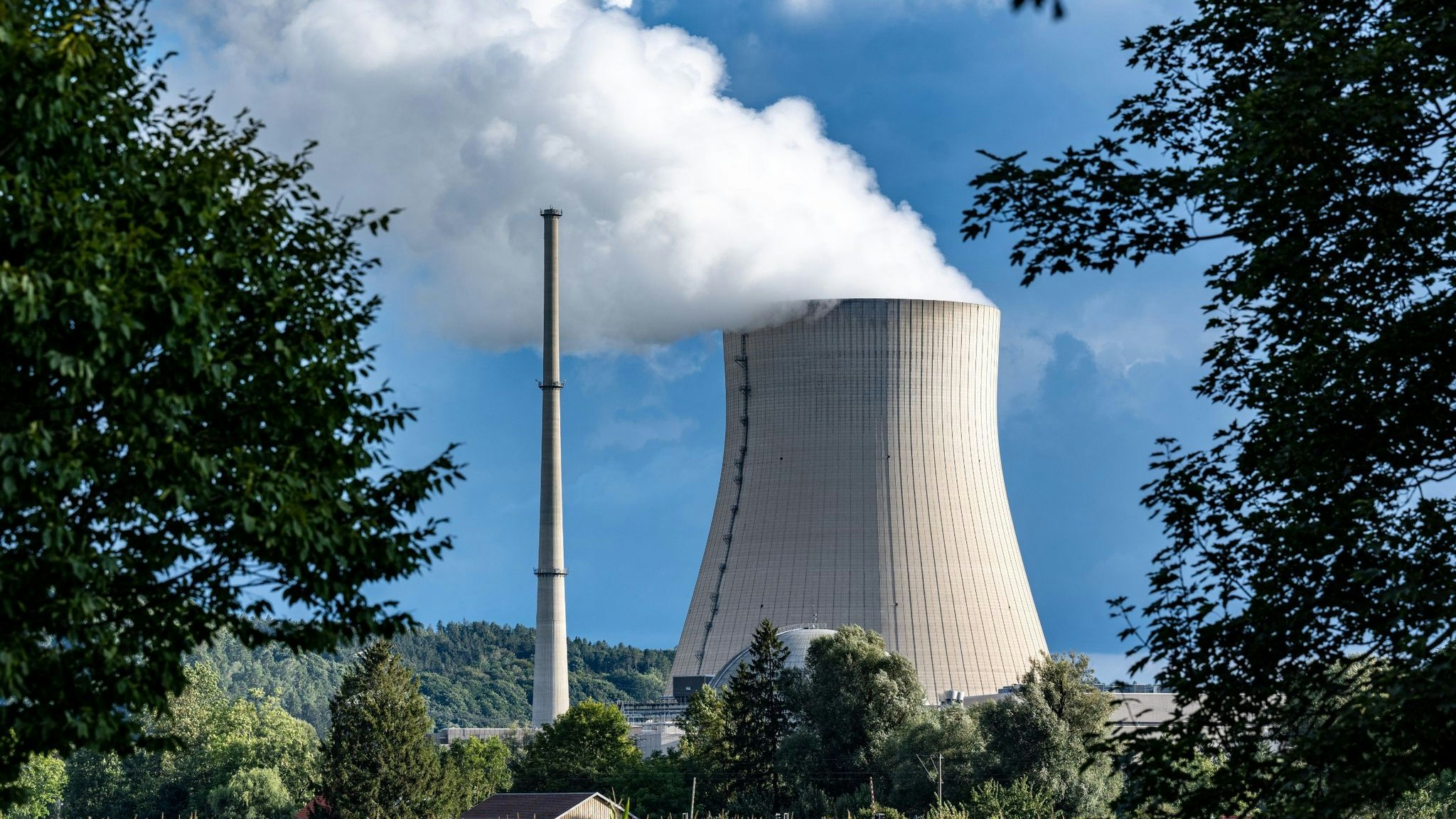 Wasserdampf steigt aus dem Kühlturm des Atomkraftwerks Isar 2 in Bayern. Foto: Armin Weigel / dpa