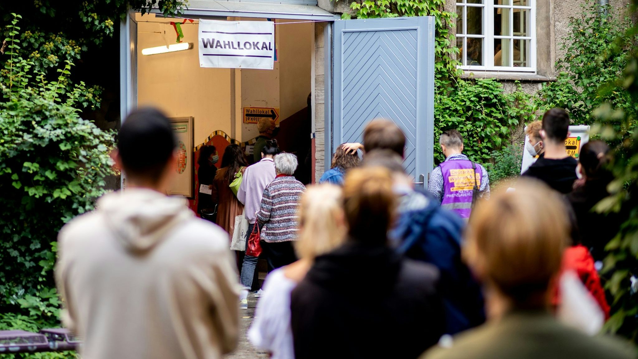 Wähler warten am 26. September 2021 im Berliner Stadtteil Prenzlauer Berg in einer langen Schlange vor einem Wahllokal. Foto: dpa/Dittrich