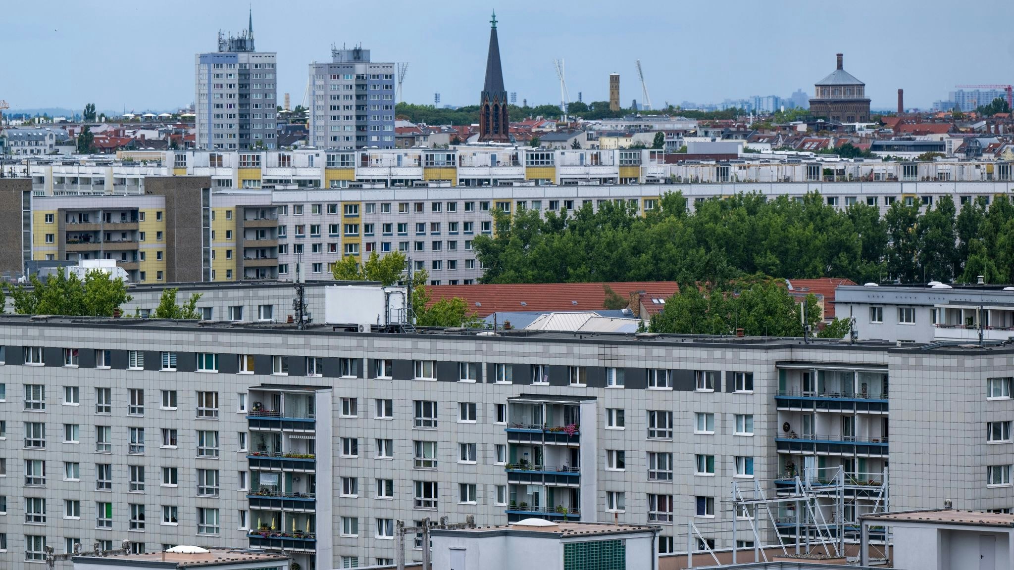 Blick auf Wohnhäuser im Berliner Osten. Foto: dpa/Skolimowska