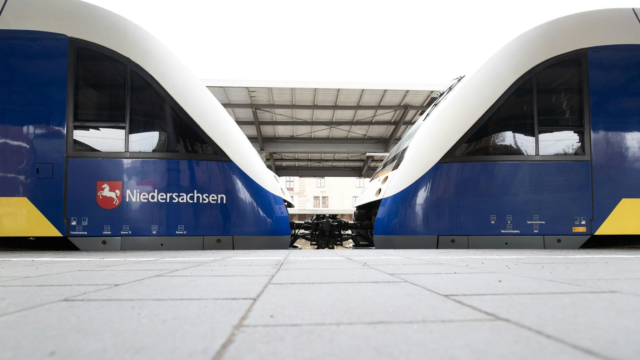 Triebwagen der NordWestBahn stehen auf einem Gleis im Hauptbahnhof von Osnabrück. Foto: dpa/Gentsch
