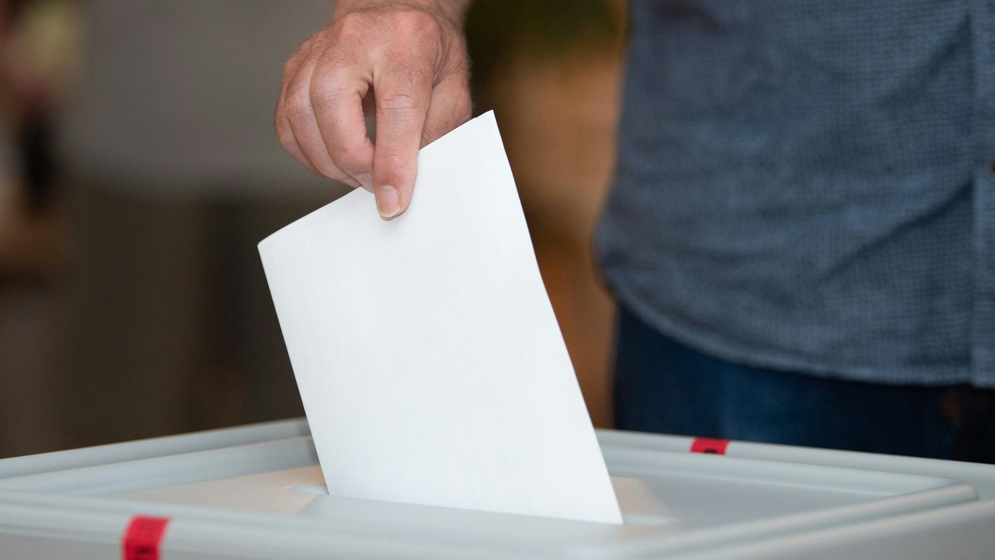 Ein Wähler wirft in einem Wahllokal seinen Stimmzettel in die Wahlurne. Symbolfoto: dpa/Kahnert