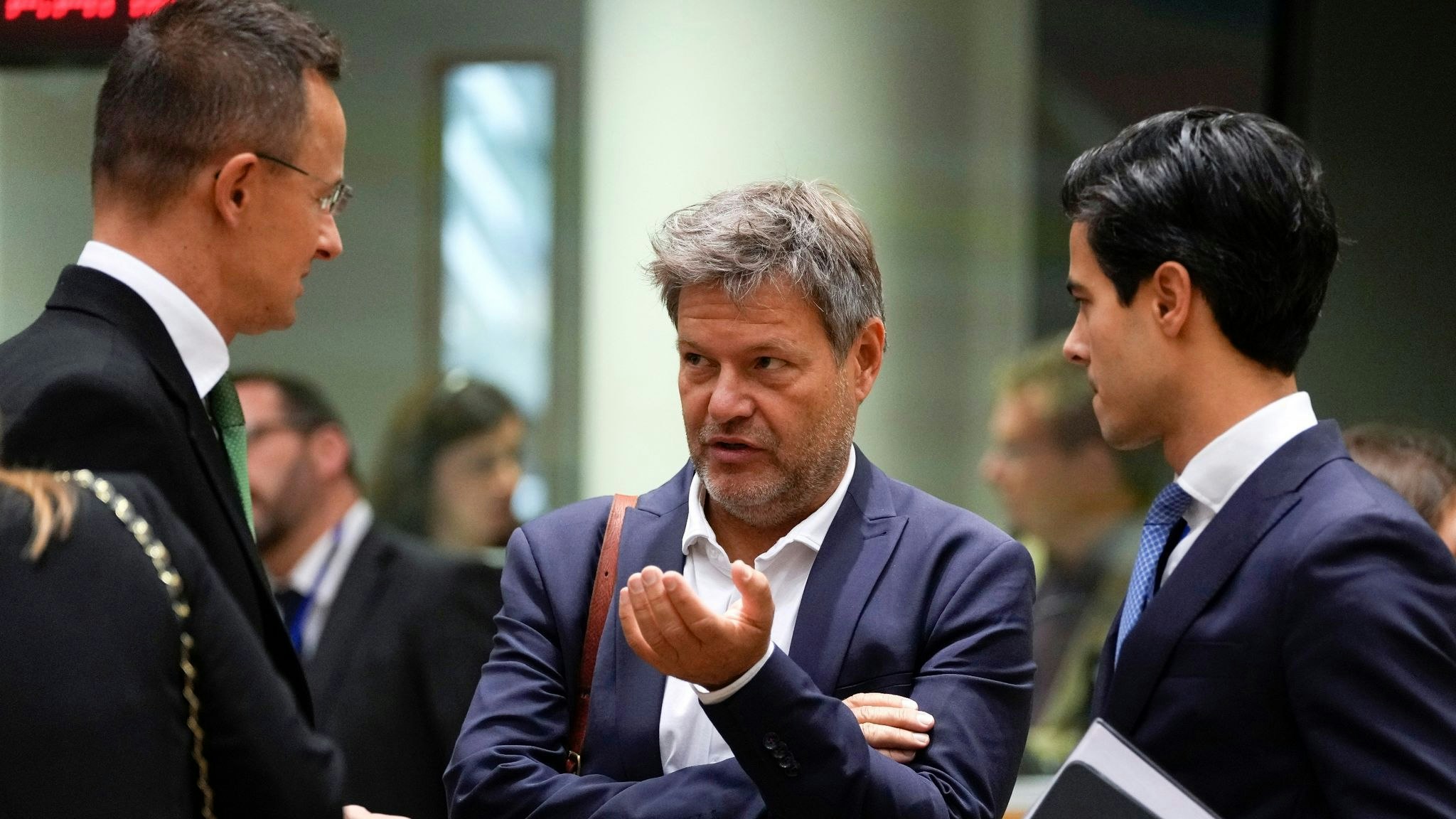 Bundeswirtschaftsminister Robert Habeck (m.) mit dem ungarischen Außenminister Peter Szijjarto (l) und dem niederländischen Energieminister Rob Jetten beim Treffen der EU-Energieminister in Brüssel. Foto: dpa/Mayo