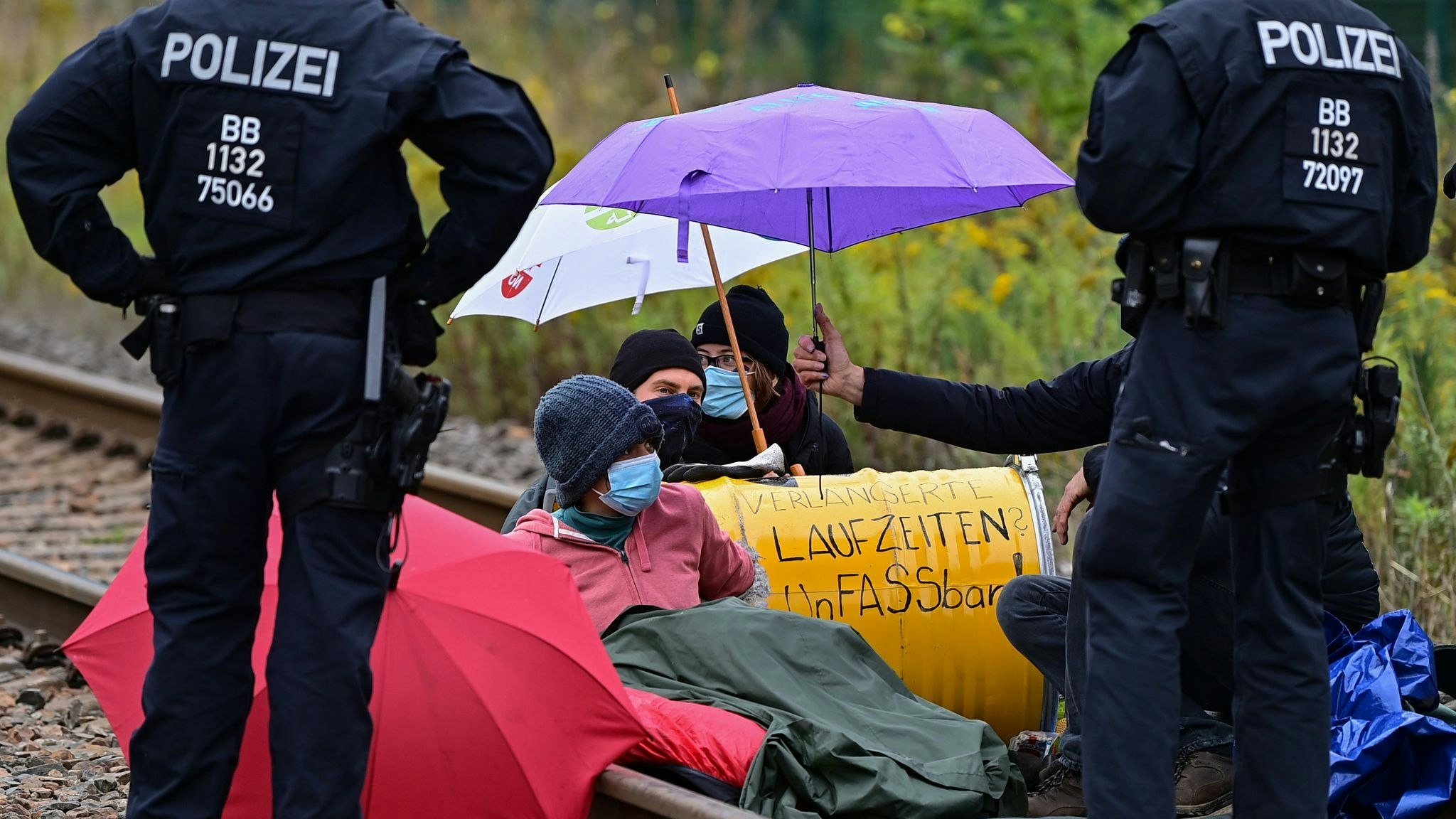 Klimaaktivisten blockieren eine Gleisverbindung für den Transport von Braunkohle zum Kraftwerk Jänschwalde. Foto: dpa/Pleul