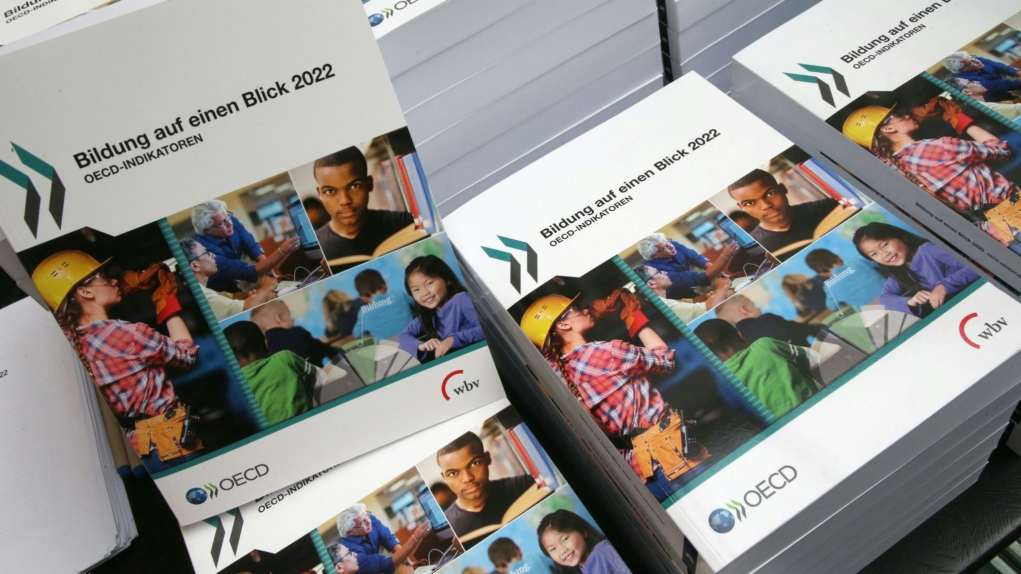 Exemplare der neuen OECD-Studie "Bildung auf einen Blick" liegen vor Beginn der Bundespressekonferenz zur Vorstellung bereit. Foto: dpa/Kumm