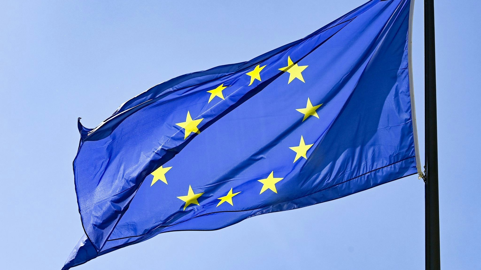 Die Flagge der EU: Um sich von fossilen Brennstoffen aus Russland zu lösen und lieber in erneuerbare Energien zu investieren, werden Gelder neu geordnet. Foto: dpa/Kalaene