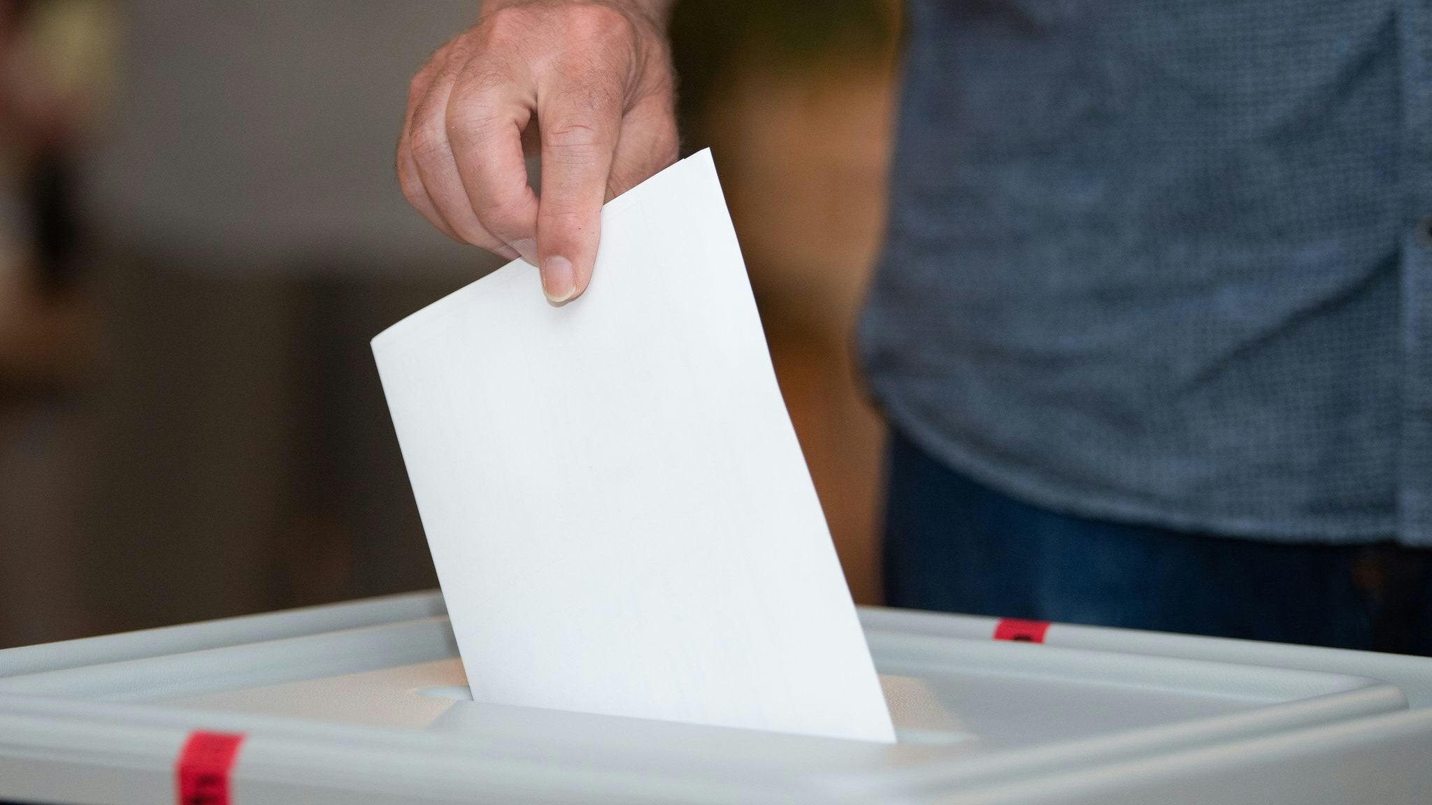 Ein Wähler wirft in einem Wahllokal seinen Stimmzettel in die Wahlurne. Foto: dpa/Kahnert