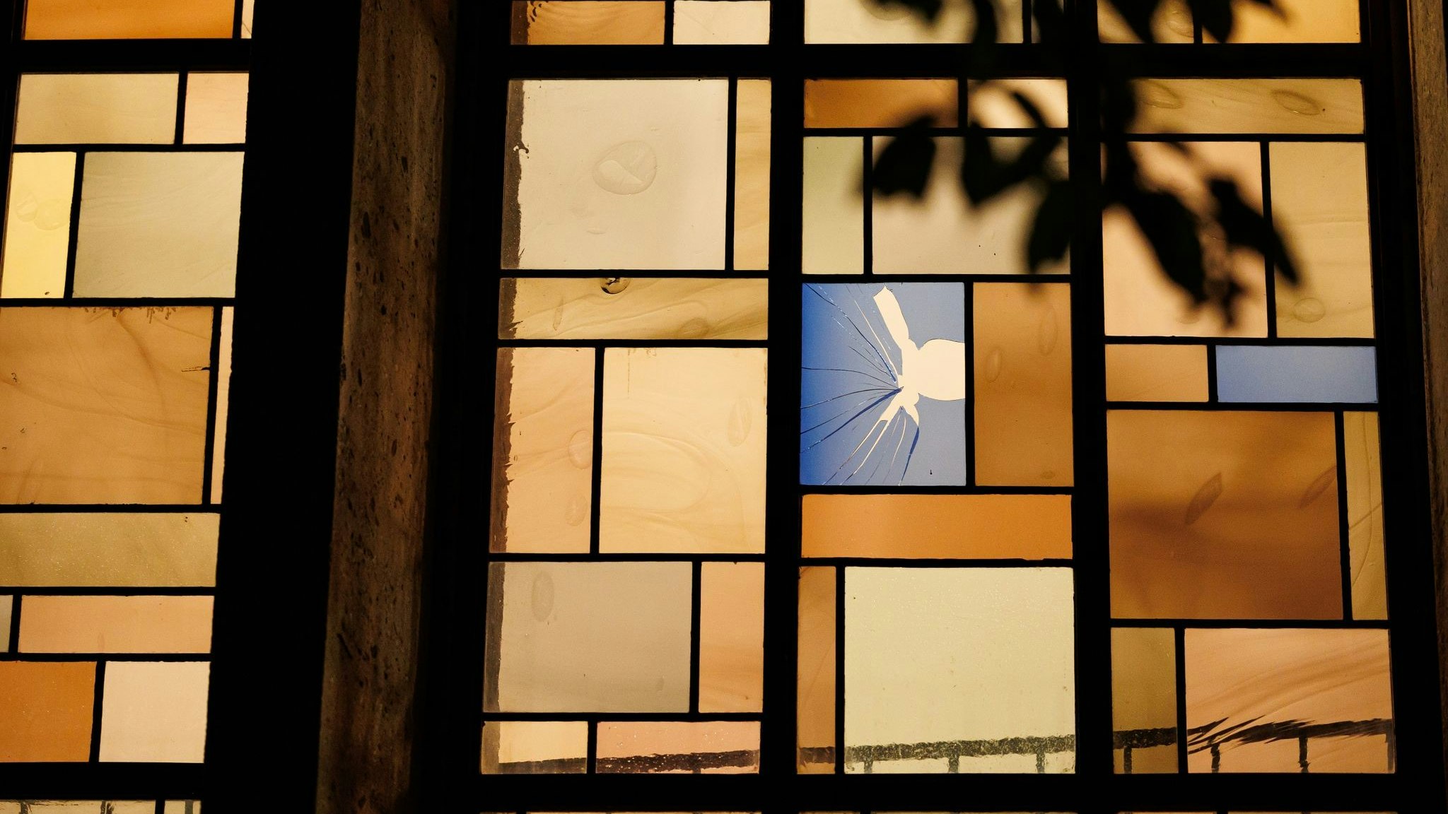 Das beschädigte Bleiglasfenster der Synagoge in Hannover. Foto: dpa/Matthey
