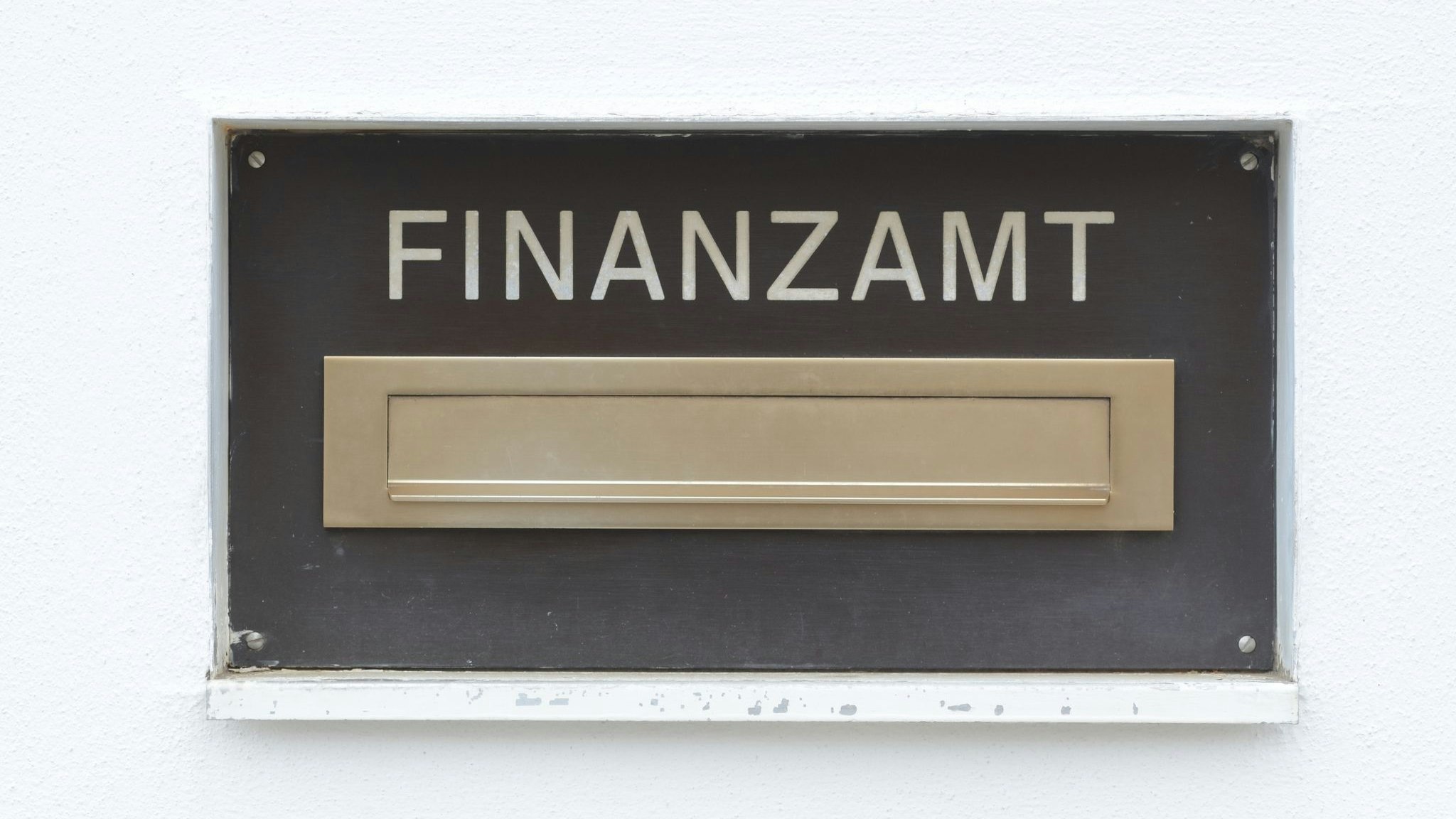 Der Briefkasten eines Finanzamtes. Foto: dpa/Weigel
