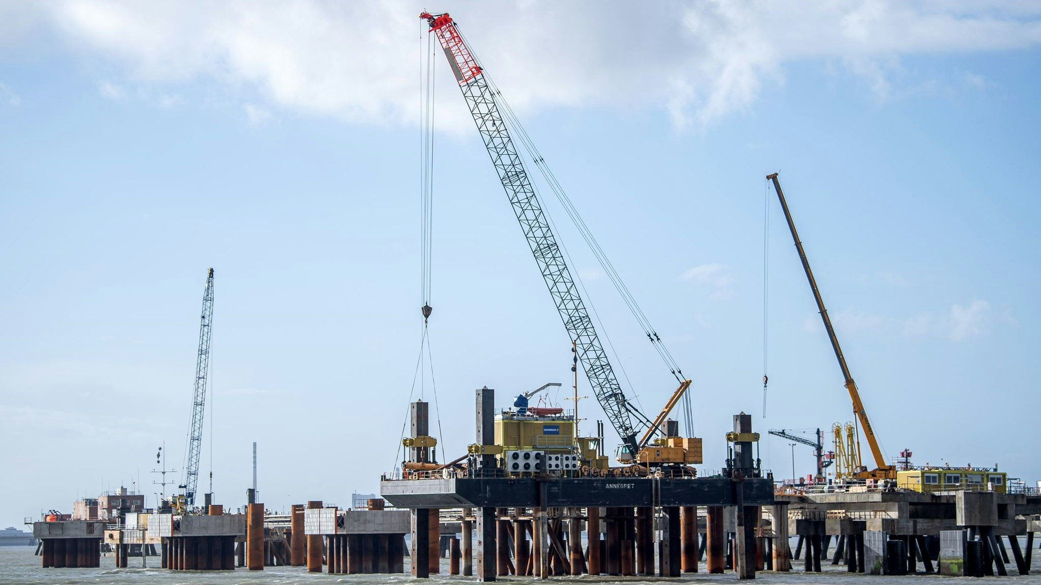 An dem zukünftigen Importterminal für Flüssigerdgas (LNG) finden Bauarbeiten statt. Foto: dpa/Schuldt