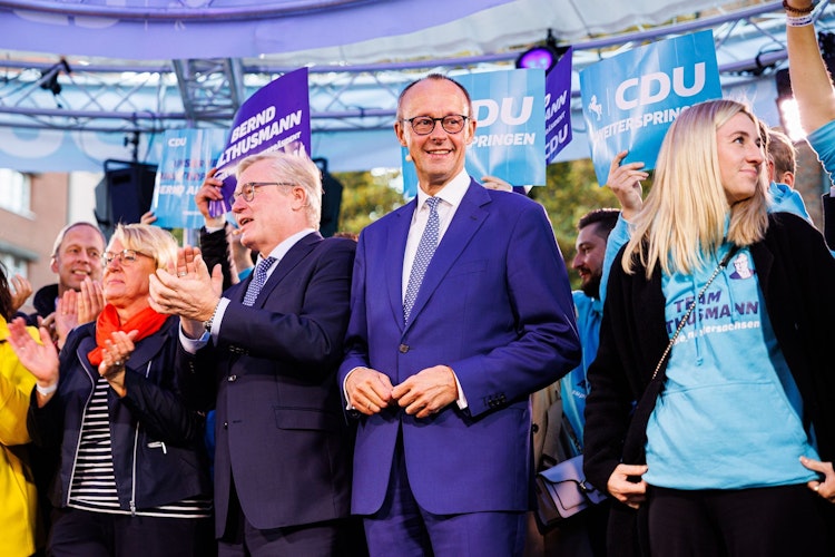 Wahlkampfendspurt: CDU-Chef Friedrich Merz mit CDU-Spitzenkandidat Bernd Althusmann am Freitag in Hannover. Foto: dpa