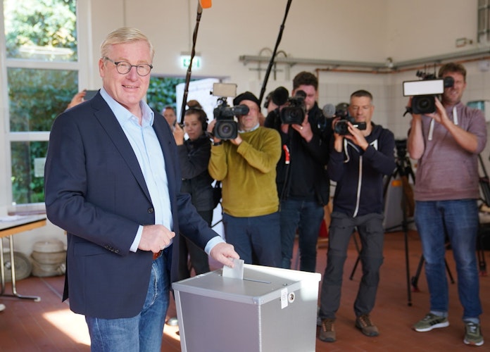 Bernd Althusmann steht im Wahllokal bei der Stimmabgabe für die Landtagswahl in Niedersachsen. Foto: dpa