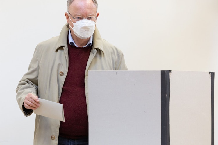 Stephan Weil (SPD) steht mit seinem ausgefüllten Stimmzettel in einer Wahlkabine. Foto: dpa