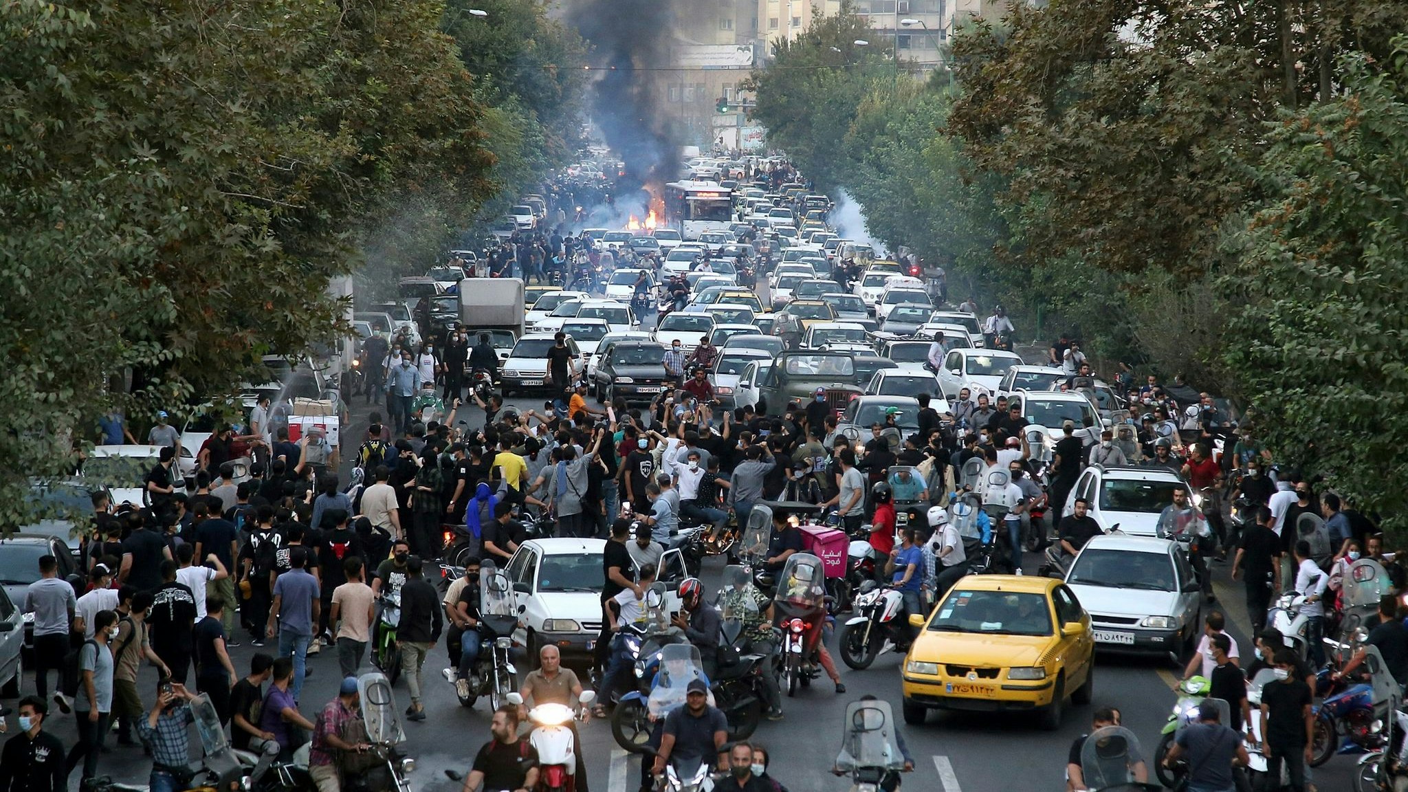 Die Aufnahme vom 21. September zeigt Proteste in Teheran. Die Demonstrationen gegen die islamische Führung gehen weiter. Foto: dpa