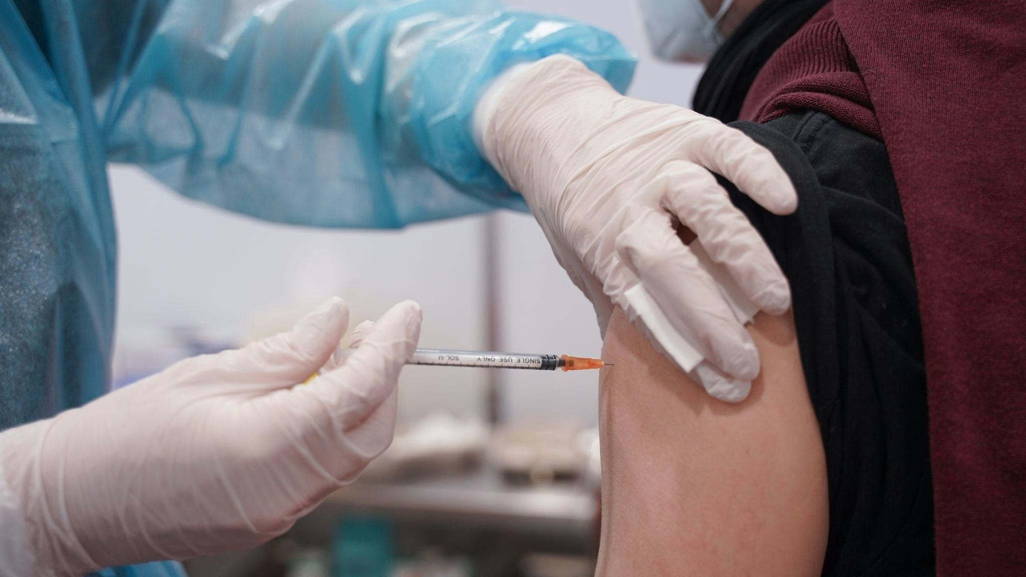 Menschen über 60 Jahre sollten sich erneut gegen das Coronavirus impfen lassen. Foto: dpa/Carstensen