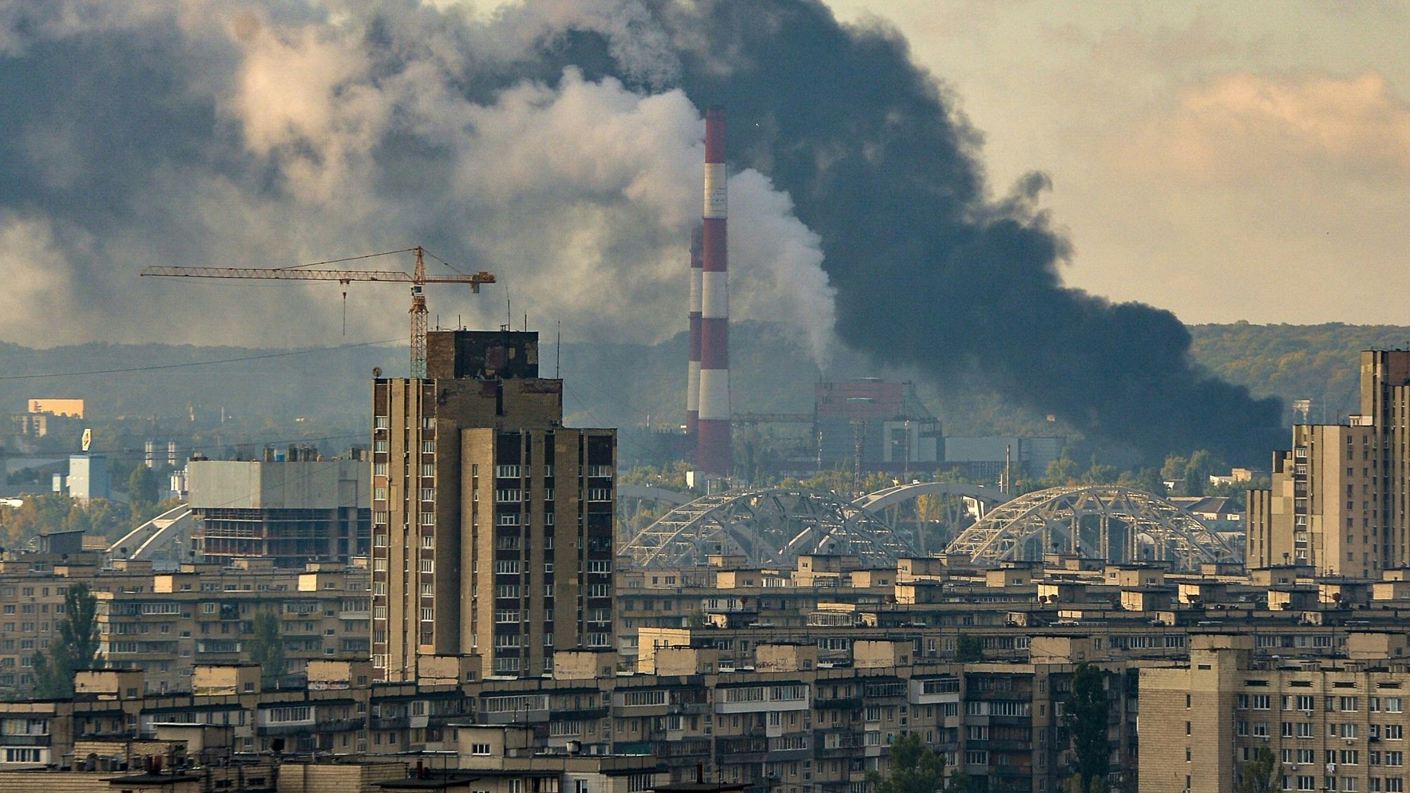Nach Raketenangriffen steigt schwarzer Rauch über Kiew auf. Foto: dpa/ukrin