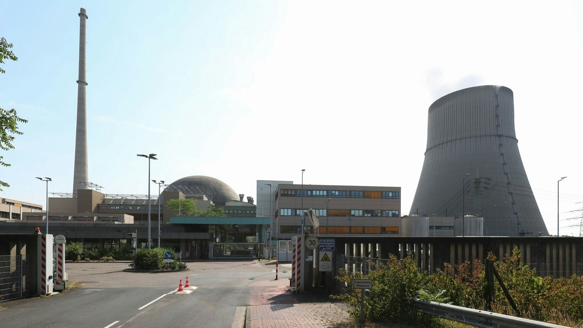 Blick auf das Kernkraftwerk Emsland (KKE) mit Reaktor und Kühlturm: Dieses, als auch die anderen zwei Werke, sollen bis maximal Mitte April kommenden Jahres weiterlaufen. Foto: dpa/Gentsch