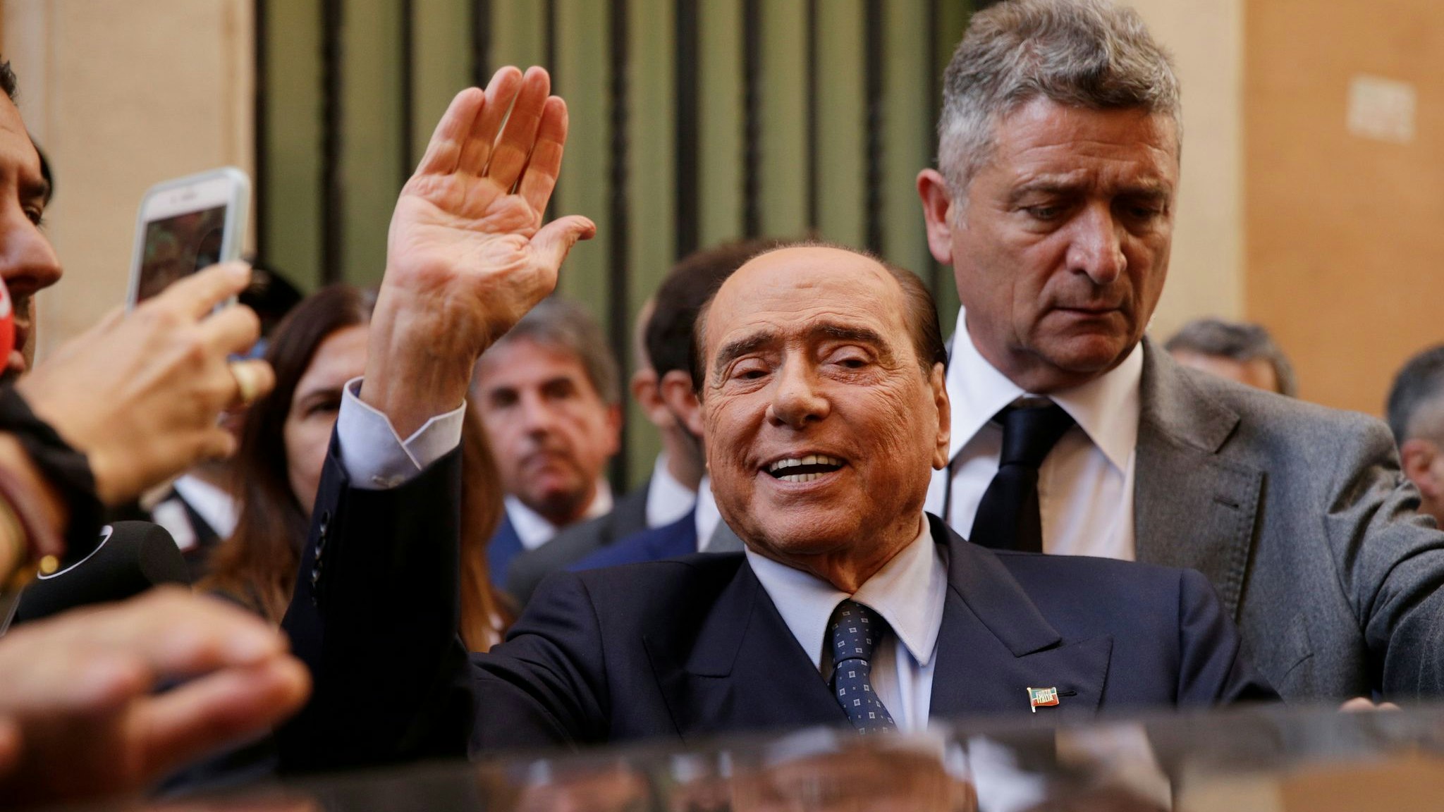 Italiens Ex-Ministerpräsident Silvio Berlusconi wird in Rom von der Presse umringt. Foto: dpa