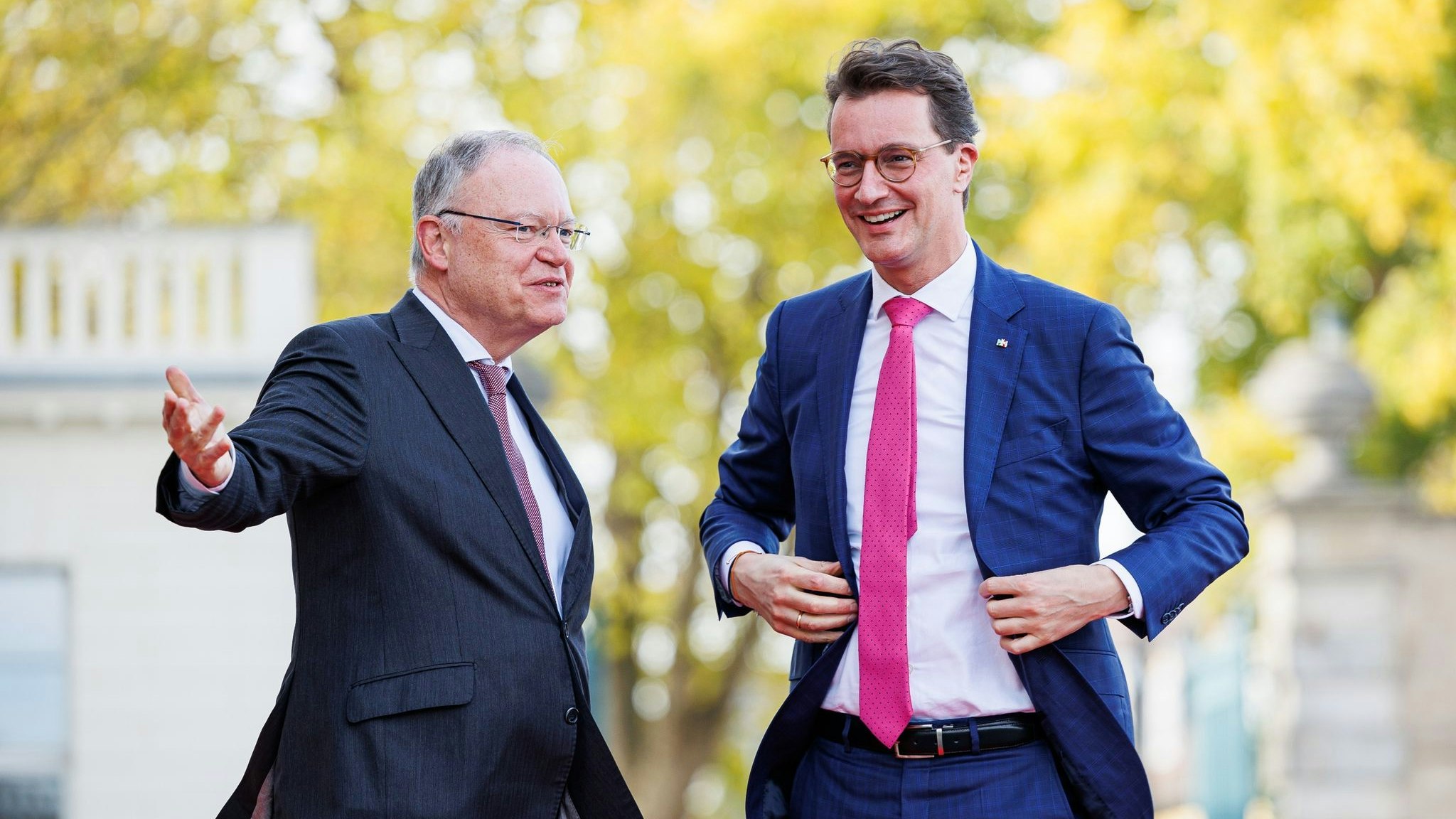 Niedersachsens Ministerpräsident Stephan Weil (l, SPD)und NRW-Ministerpräsident Hendrik Wüst (CDU). Foto: Michael Matthey / dpa