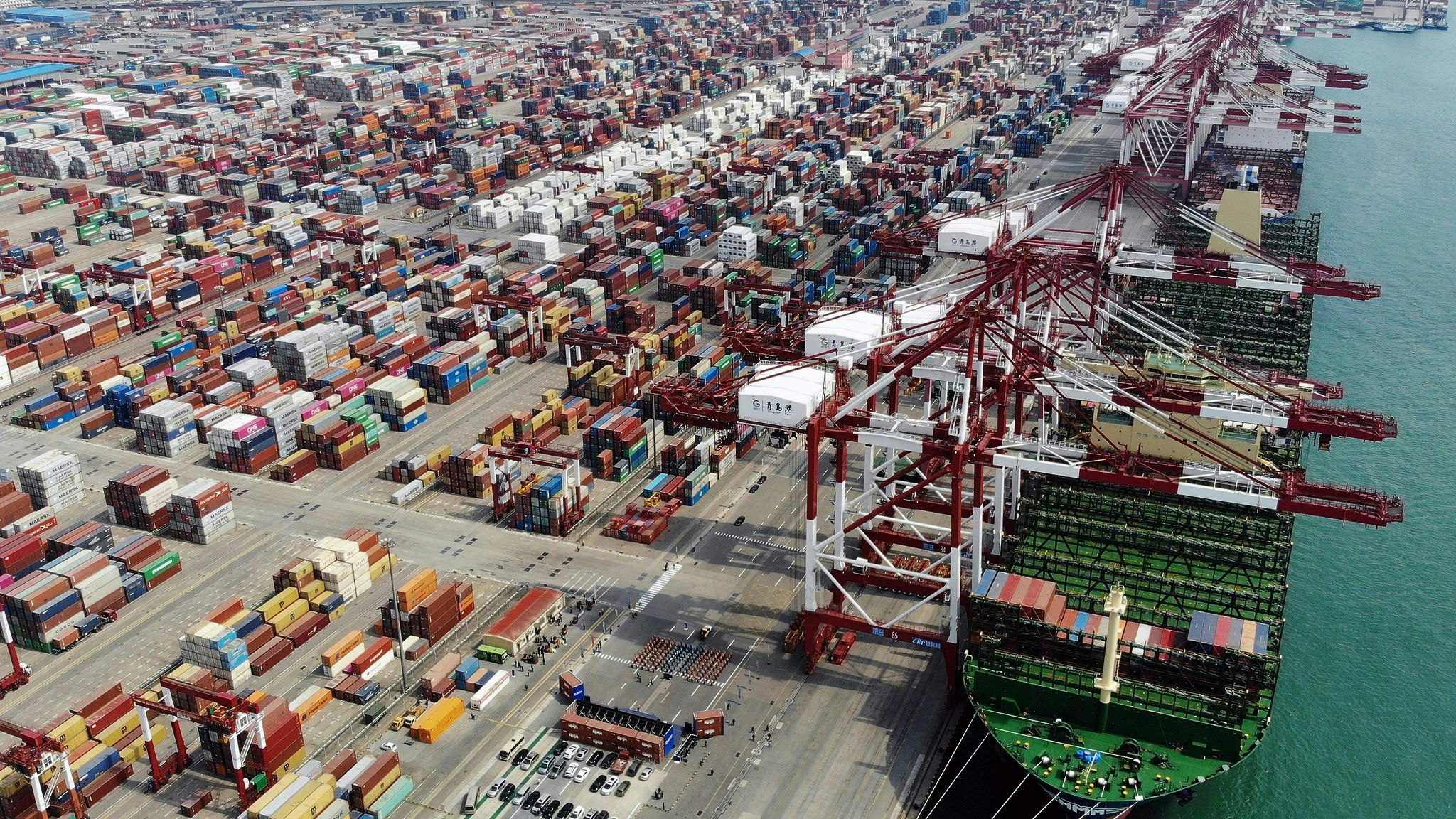 Die "HMM Algeciras" dockt am Hafen von Qingdao in der ostchinesischen Provinz Shandong an. Foto: dpa/Li Ziheng