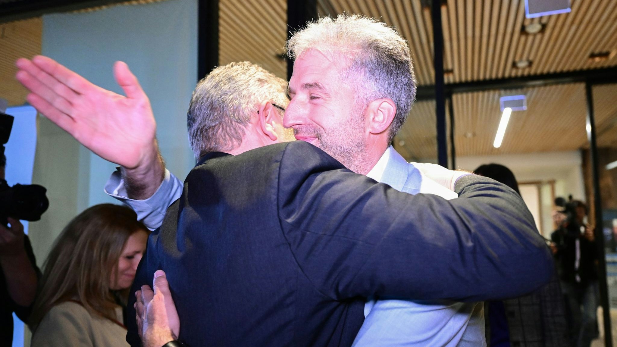 Boris Palmer (r) empfängt nach seiner Wiederwahl zum Oberbürgermeister Glückwünsche. Foto: dpa/Weißbrod