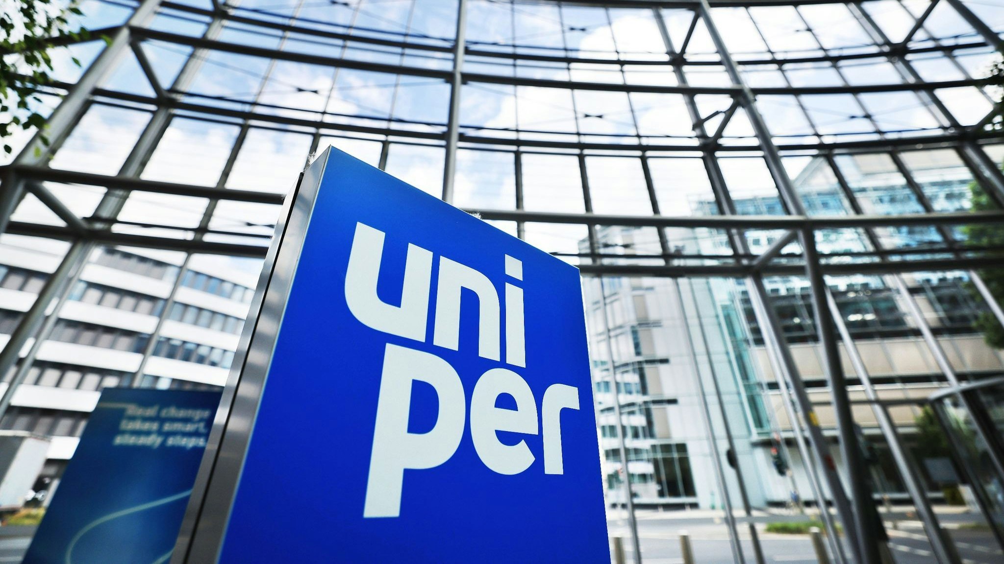Ein Logo steht im Foyer der Hauptverwaltung des Energieversorgungsunternehmens Uniper in Düsseldorf. Foto: dpa/Berg