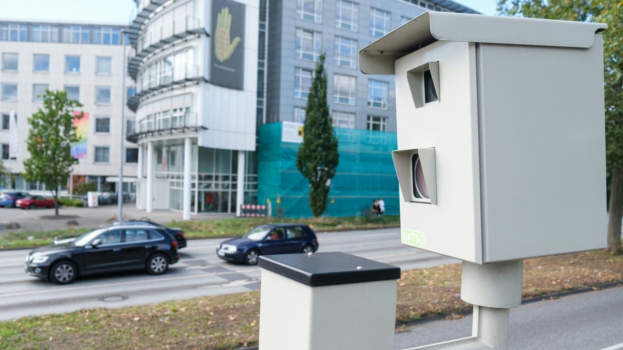 Eine Radarfalle steht neben einer Straße am Cityring in Hannover. Foto: dpa/Spata