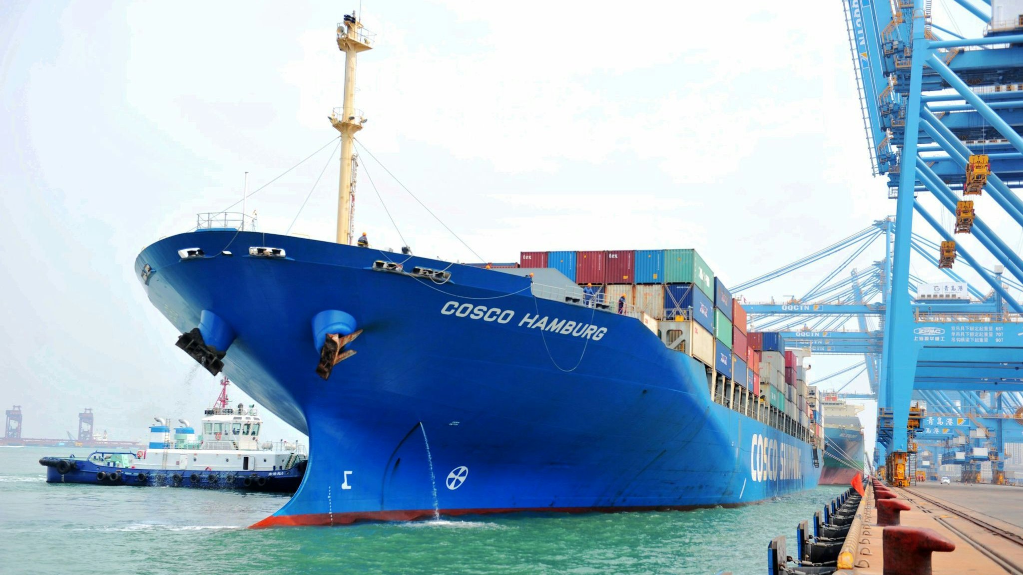 Der Frachter „Cosco Hamburg“ liegt im Containerhafen der chinesischen Stadt Qingdao. Foto: dpa/Yufangping
