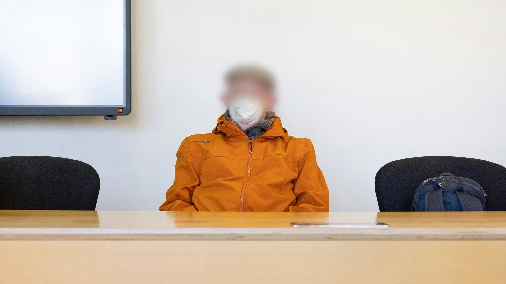 Ein Angeklagter sitzt zu Prozessbeginn in einem Verhandlungssaal vom Amtsgericht Osnabrück. Foto: dpa/Gentsch