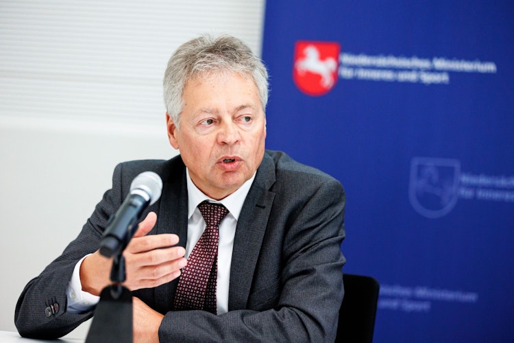 Niedersachsens Verfassungsschutzpräsident Bernhard Witthaut. Foto: dpaMatthey