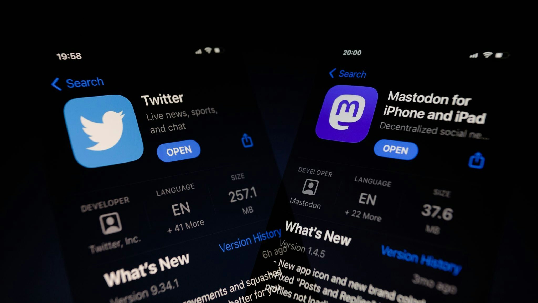Die Apps von Twitter und Mastodon auf zwei nebeneinander angeordneten Smartphones. Tech-Milliardär Musk hat den rund 44 Milliarden Dollar (44,2 Mrd Euro) teuren Kauf des Kurznachrichtendienstes Twitter abgeschlossen. Foto: dpa/Chang