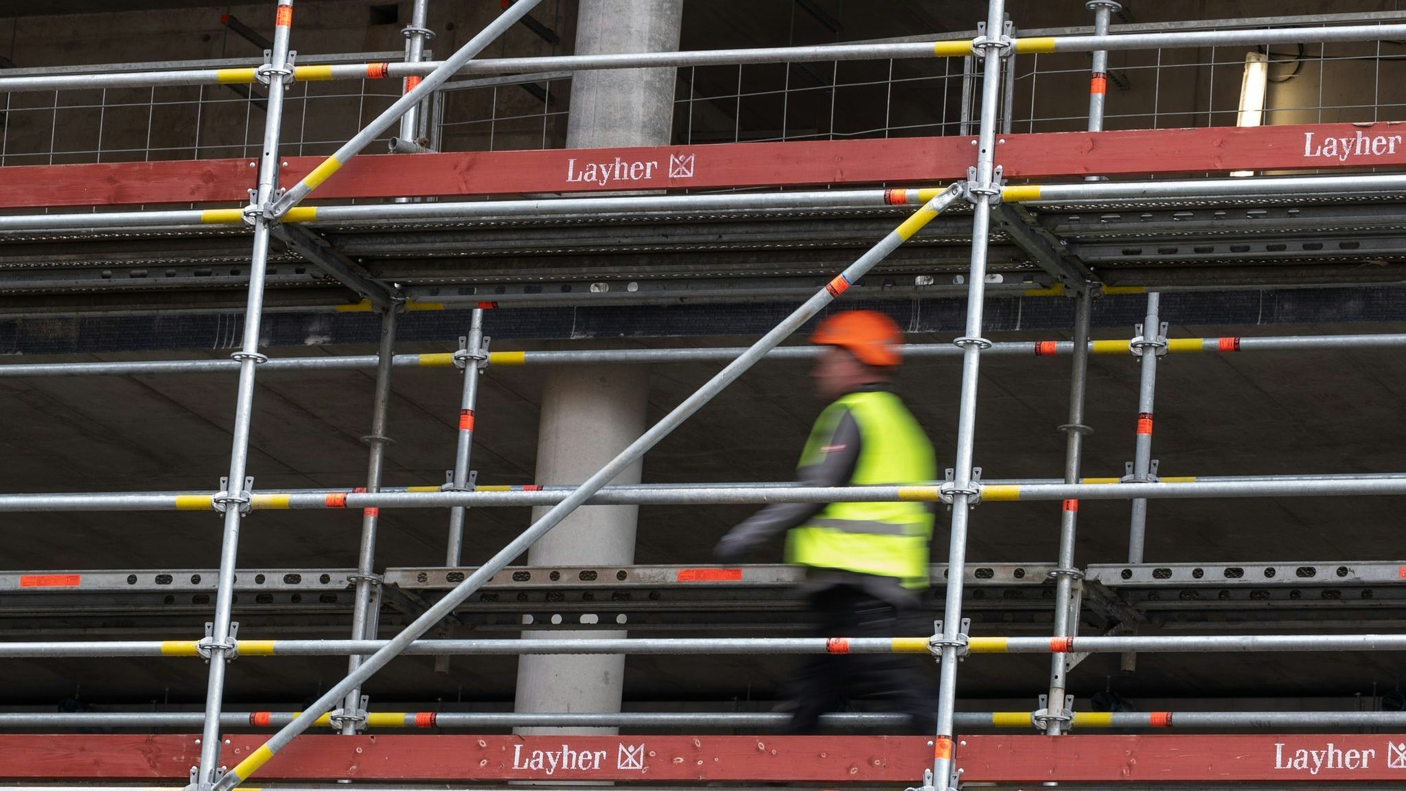 Ein Bauarbeiter geht über eine Baustelle. Foto: dpa/Gollnow