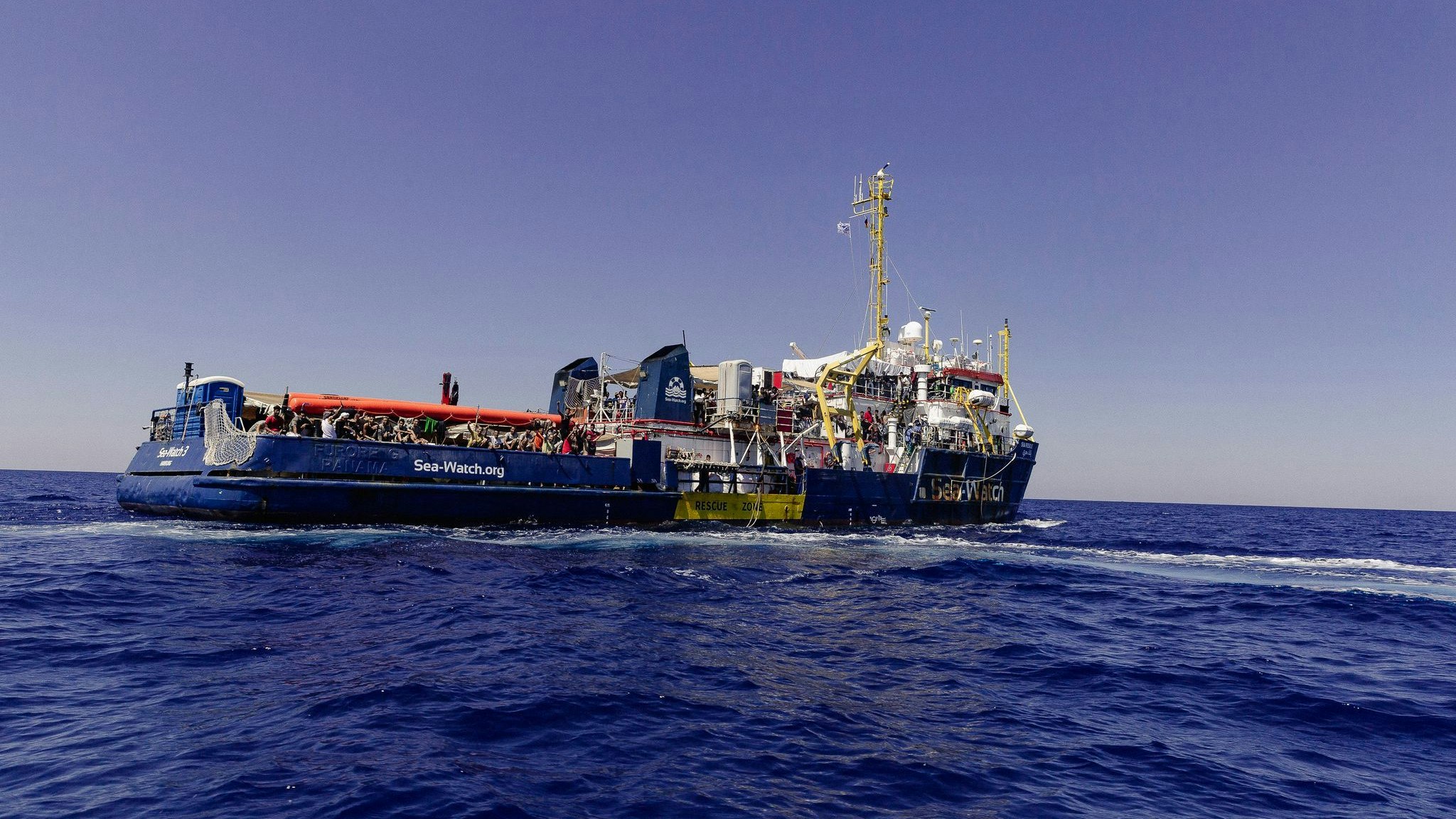 Einer der Vorgänger des neuen Schiffs: Die Sea Watch 3 im Einsatz im Juli auf dem Mittelmeer. Foto: dpa/Boerding