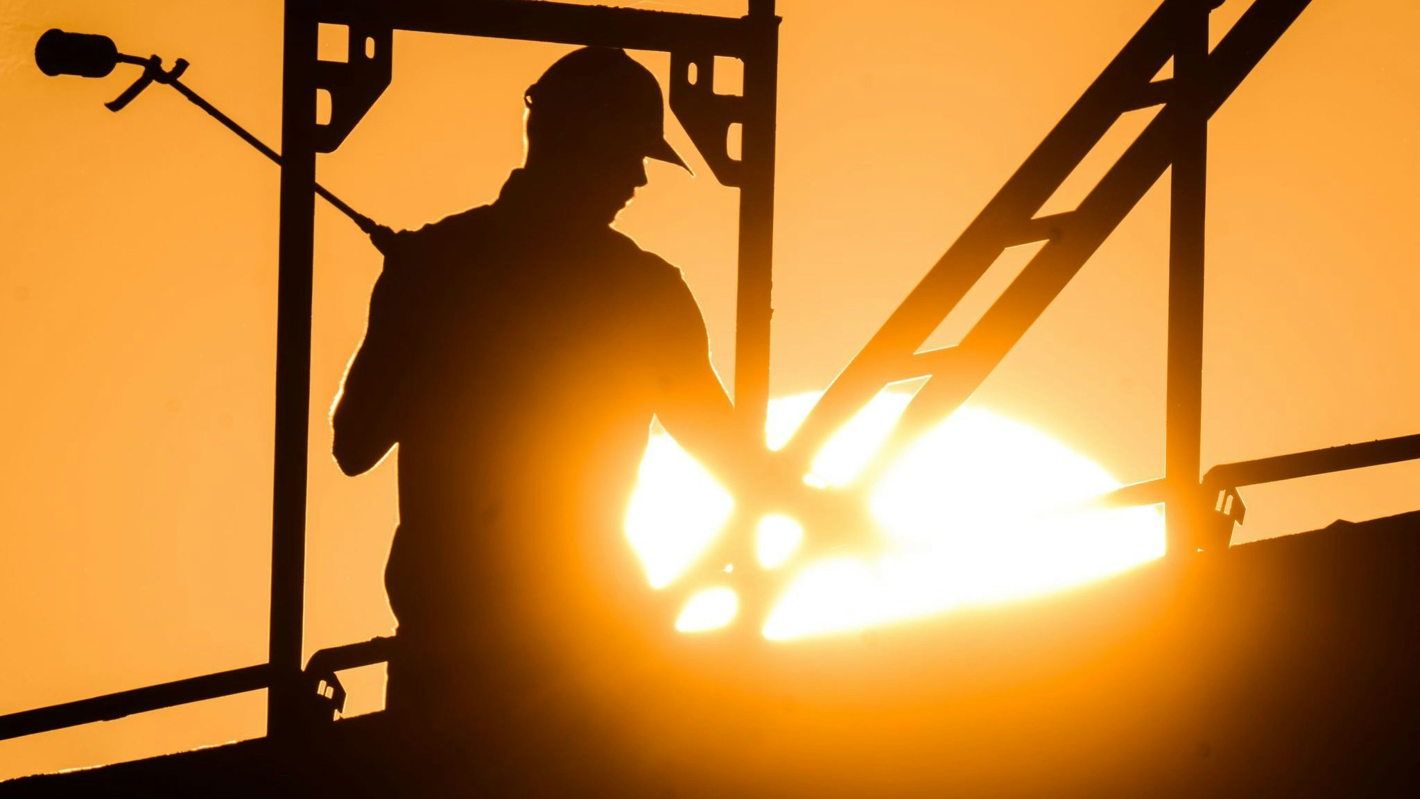 Ein Bauarbeiter mit einem Gasbrenner beim Bau eines Mehrfamilienhauses. Foto: dpa/Stratenschulte