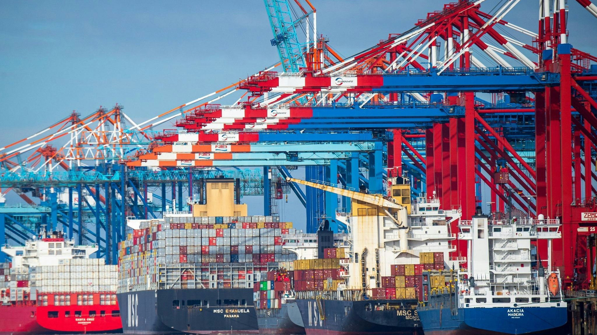 Schiffe liegen im Containerhafen von Bremerhaven. Foto: dpa/Schuldt