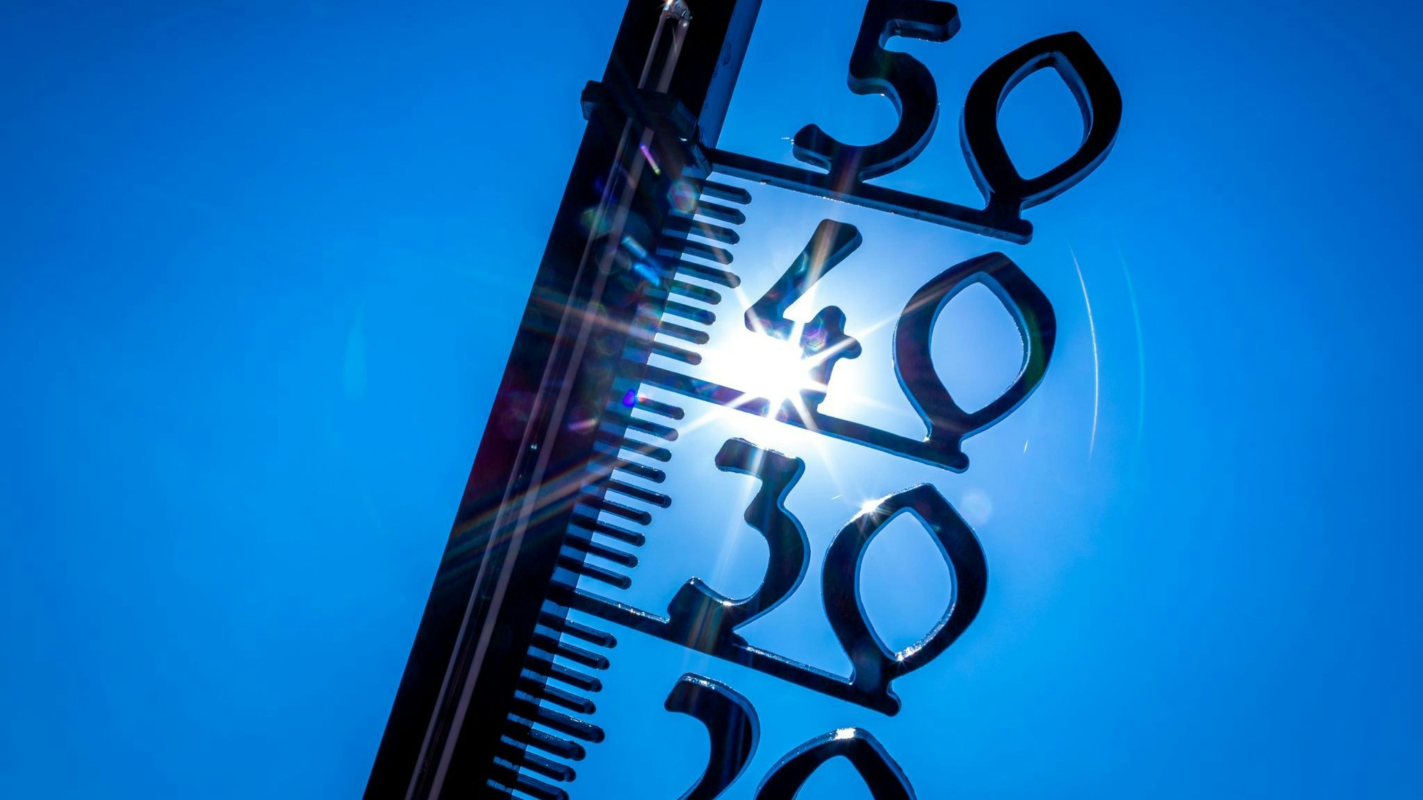 Ein Außenthermometer in einem Kleingarten zeigt die Temperatur von knapp 40 Grad an. Foto: dpa/Büttner