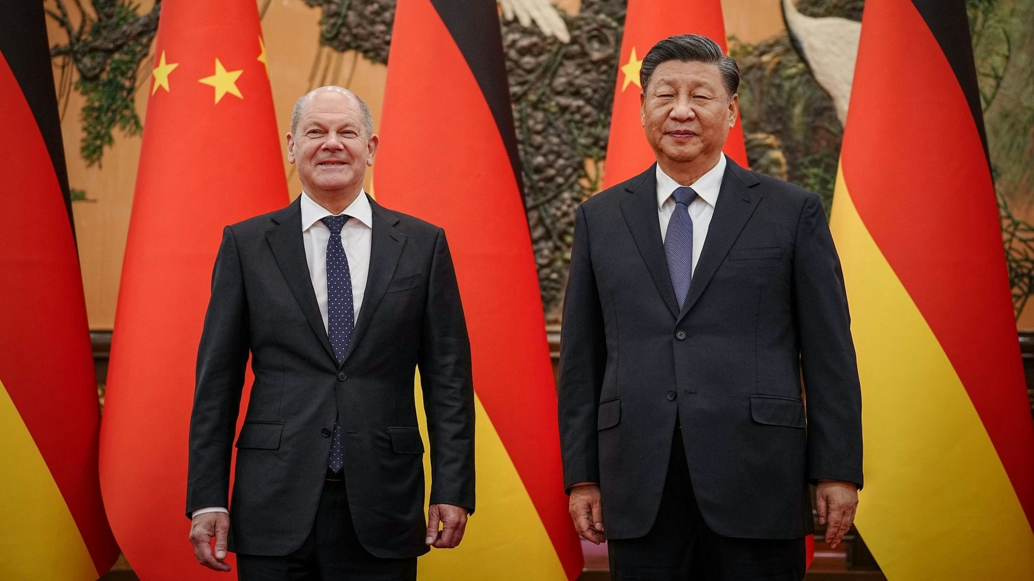 Chinas Präsident Xi Jinping (r) empfängt Bundeskanzler Olaf Scholz. Foto: dpa/Nietfeld