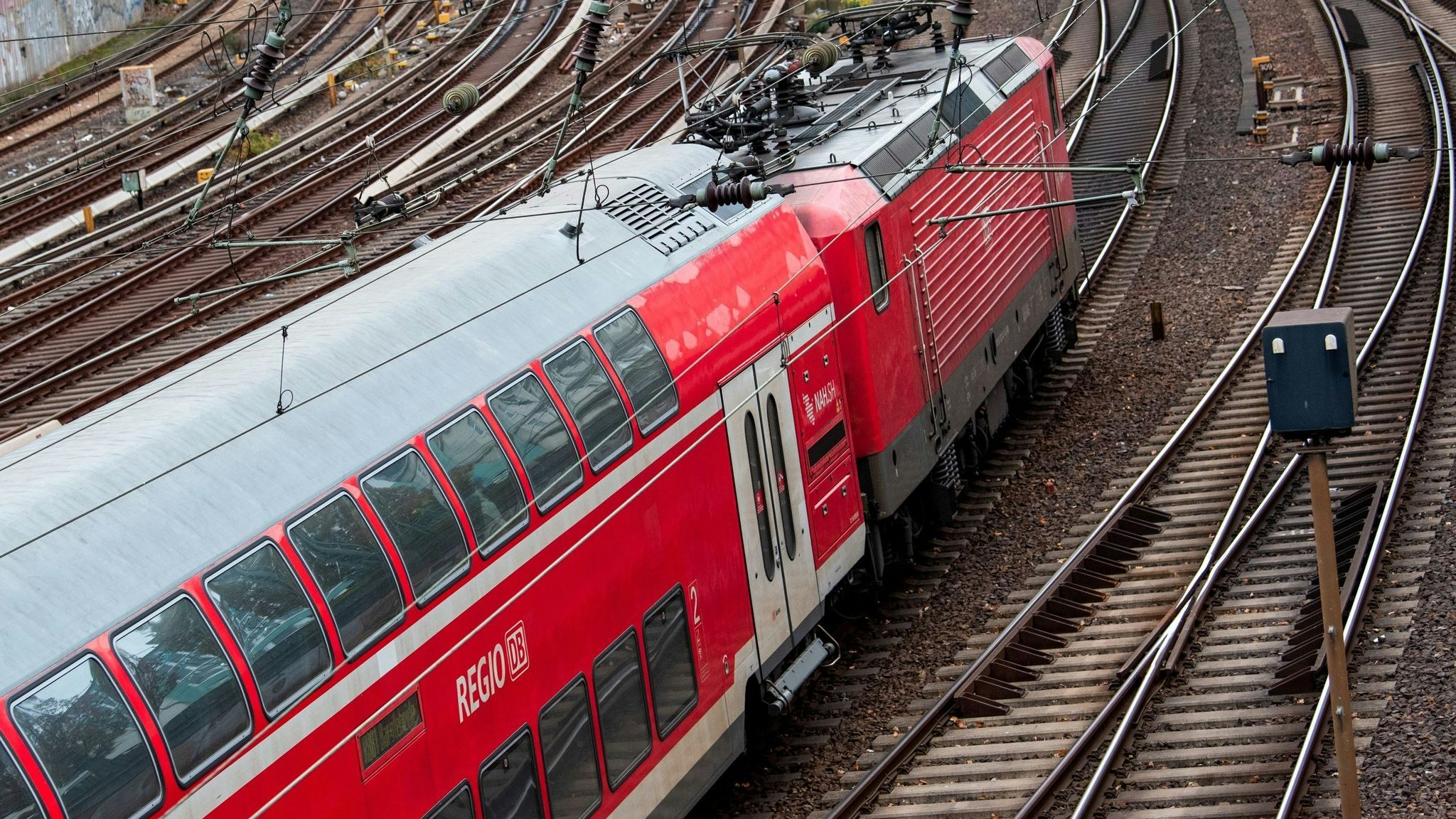 Umsteigen vom Auto in die Bahn: Was bringt das 49-Euro-Ticket? Foto: dpa/Bockwoldt