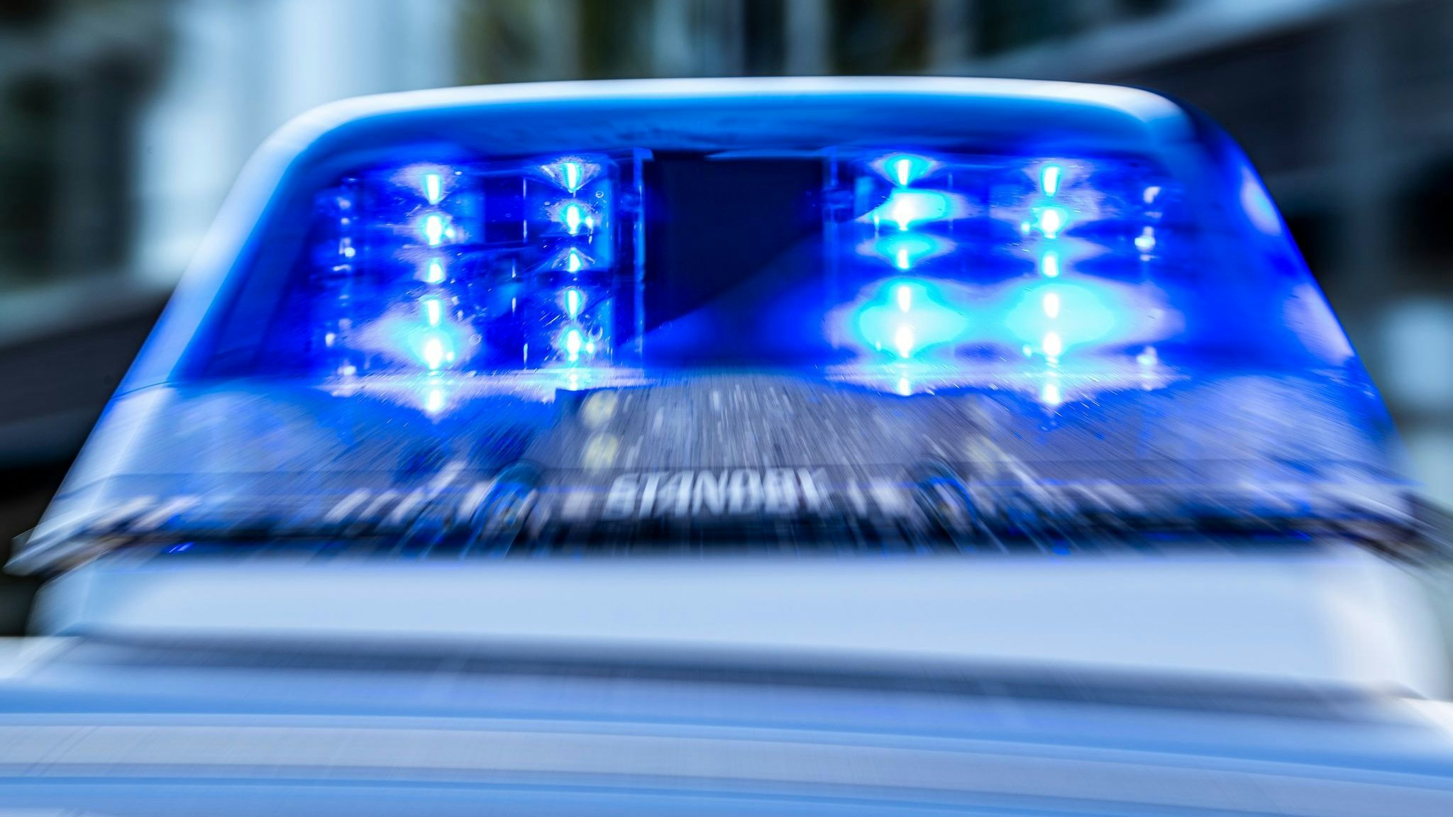 Ein Blaulicht leuchtet auf dem Dach eines Polizeiwagens. Foto: dpa/Inderlied