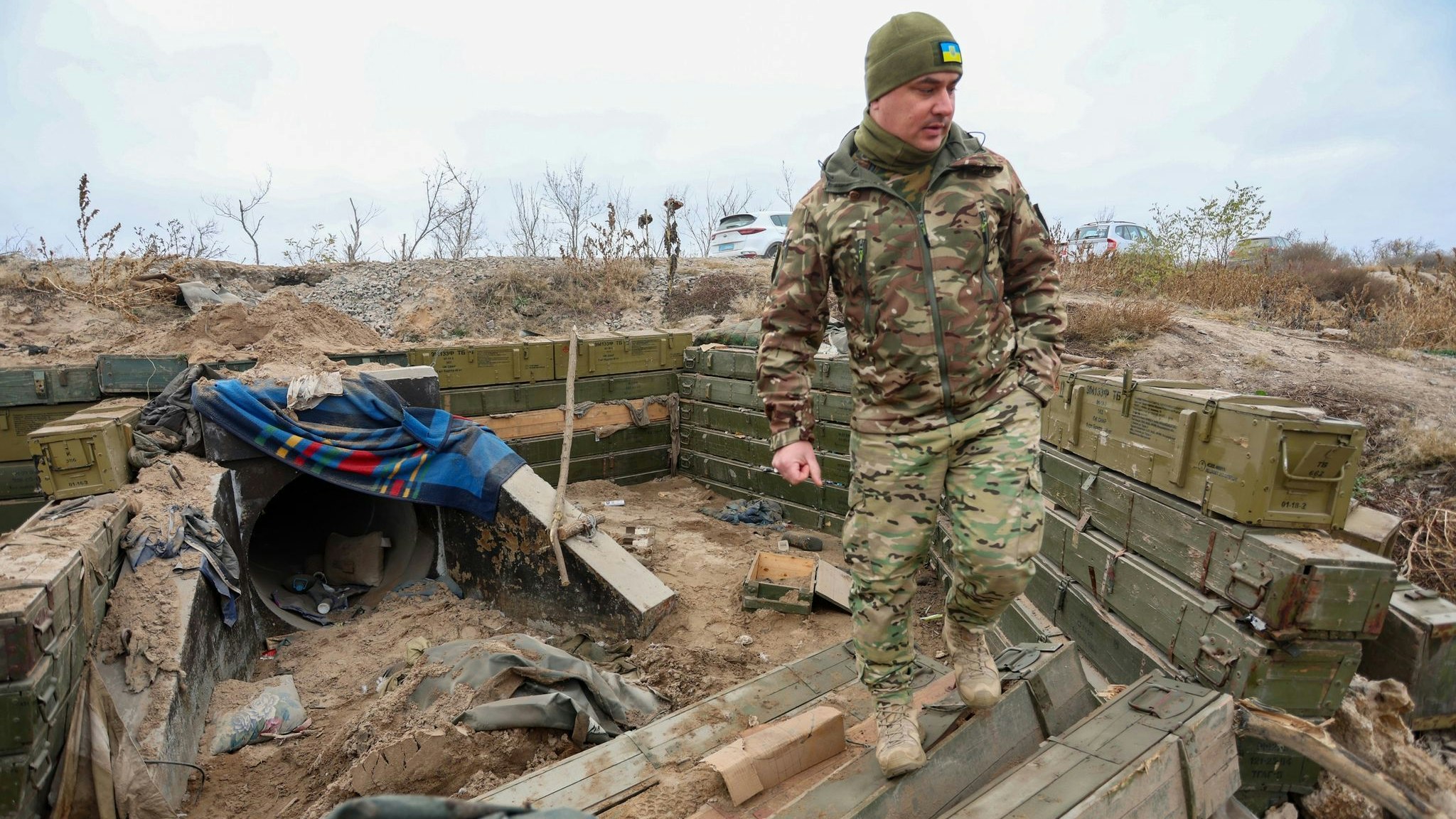Ein ukrainischer Soldat begutachtet einen ehemaligen russischen Graben in der Oblast Cherson nahe der Frontlinie, während die russische Invasion in der Ukraine in ihren 258sten Tag geht. Foto: dpa/Shou-Yi
