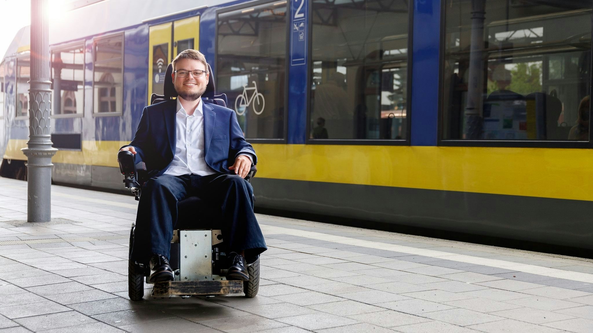 Der niedersächsische Landtagsabgeordnete Constantin Grosch (SPD) sitzt an einem Bahnsteig in seinem Rollstuhl. Foto: dpa/Michalek