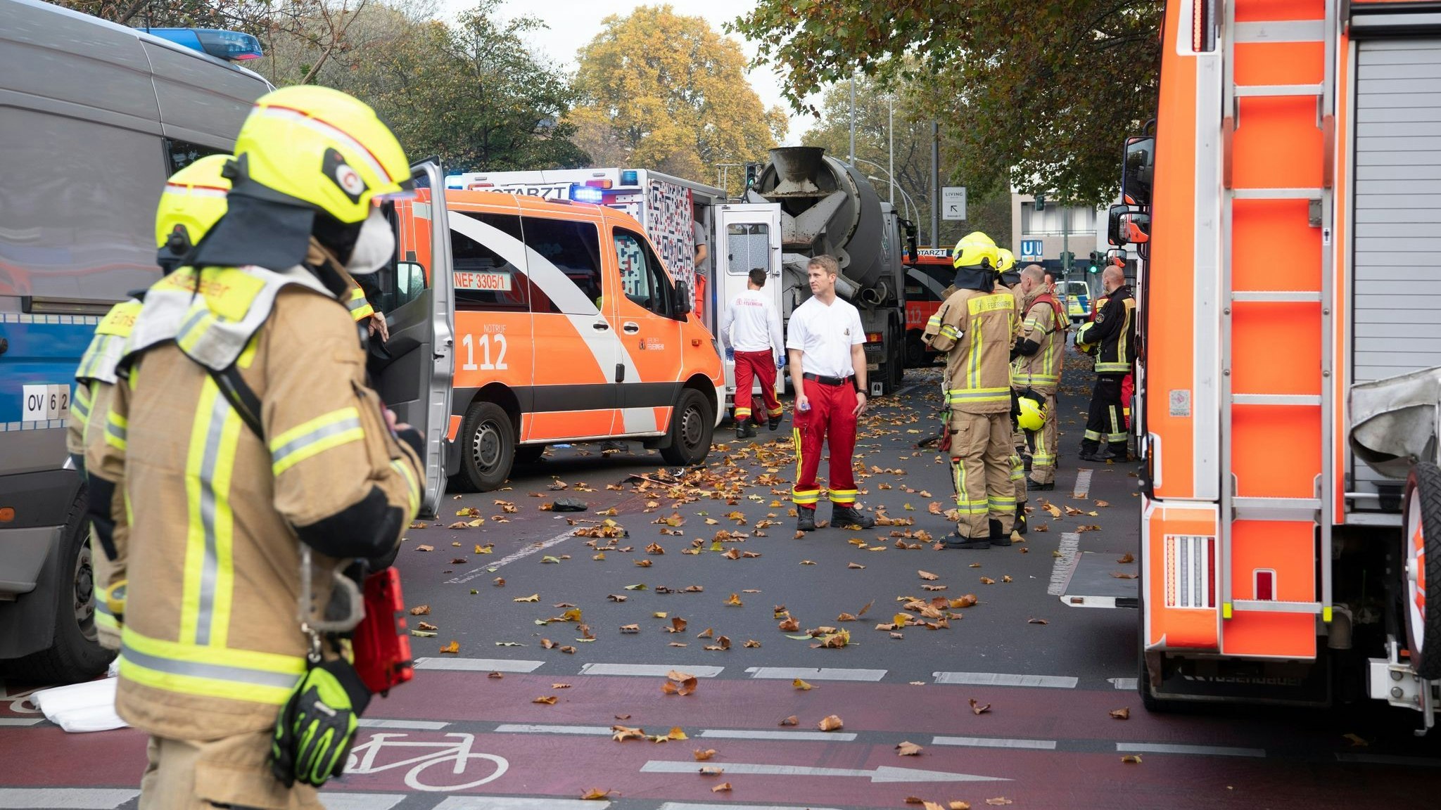 Einsatzfahrzeuge von Polizei und Feuerwehr stehen an der Unfallstelle in Berlin-Wilmersdorf. Foto: dpa/Zinken