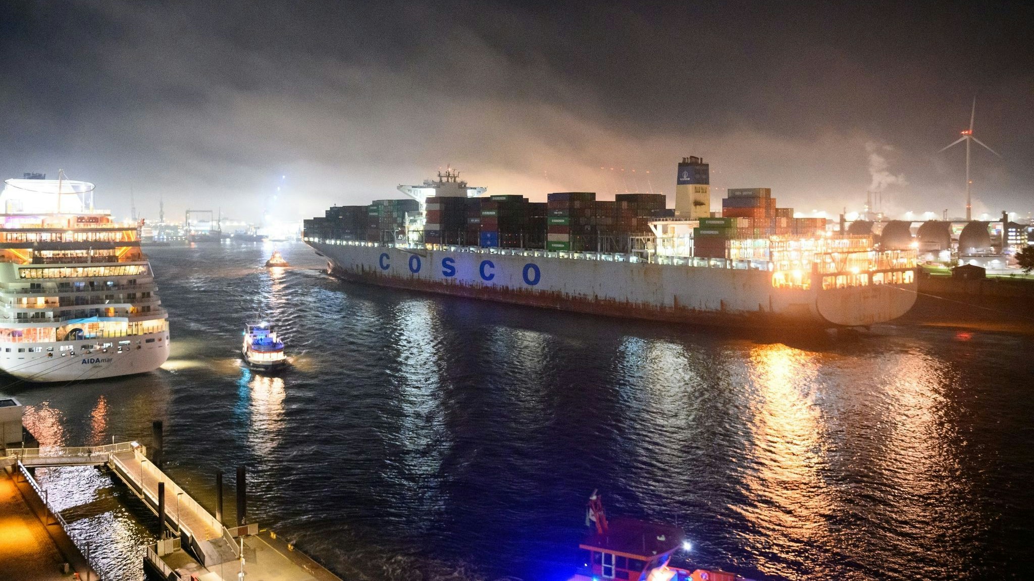 Chinesische Investitionen wie hier beim Container-Terminal Tollerort in Hamburg werden zunehmend kritisch gesehen. Foto: dpa/Walzberg