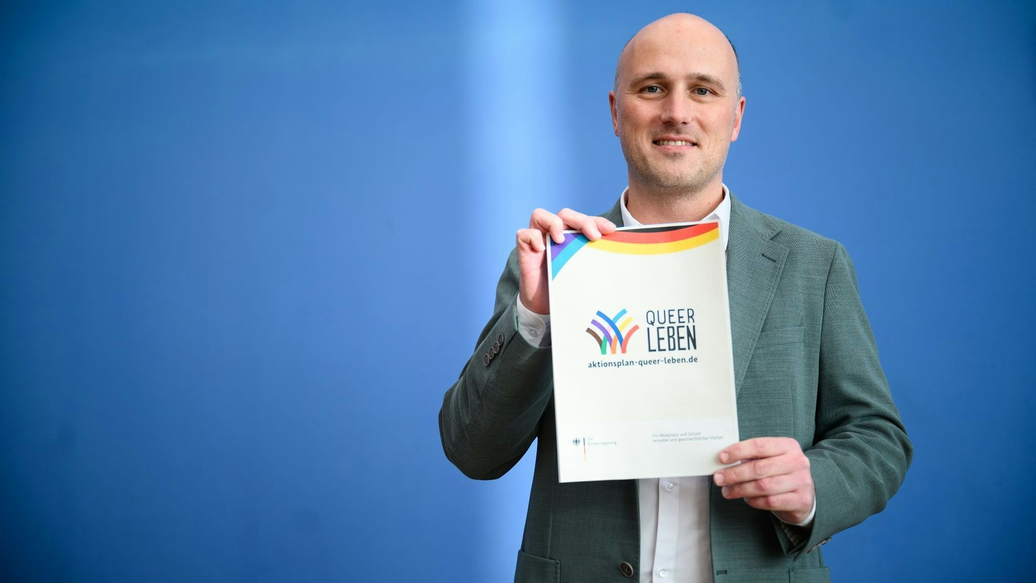 Sven Lehmann (Bündnis 90/Die Grünen) stellt den Aktionsplan der Bundesregierung „Queer leben“ vor. Foto: dpa/von Jutrczenka