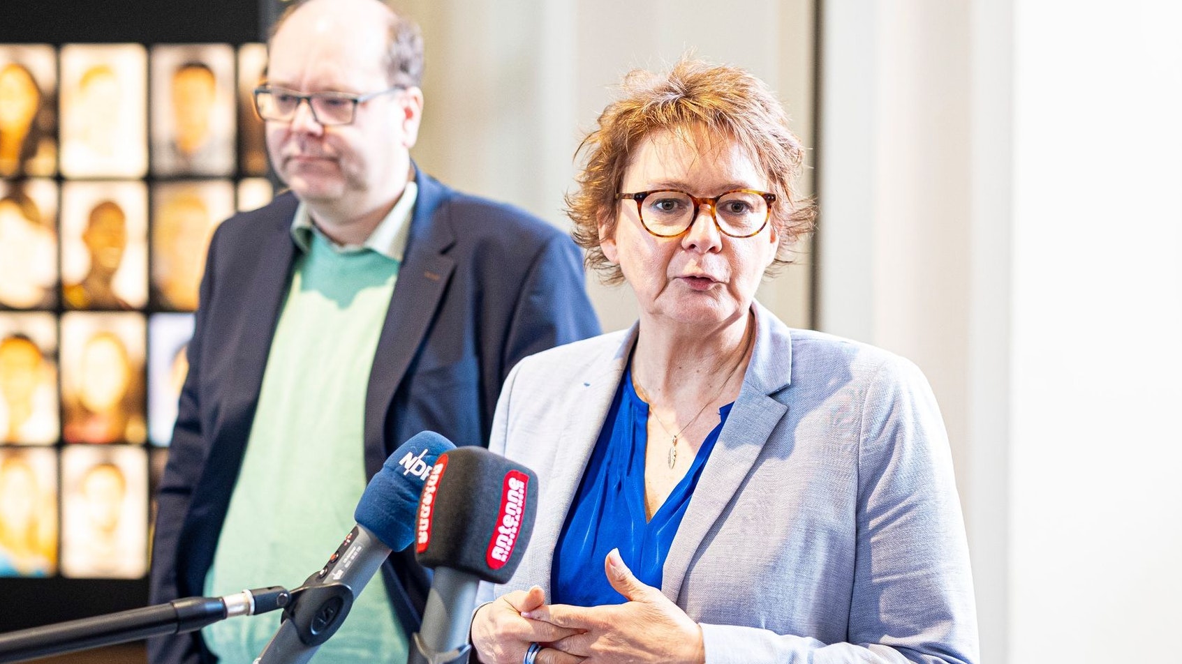 Sozialministerin Daniela Behrens (SPD), hier mit Christian Meyer von den Grünen, sieht dringenden Handlungsbedarf. Foto: dpa/Frankenberg