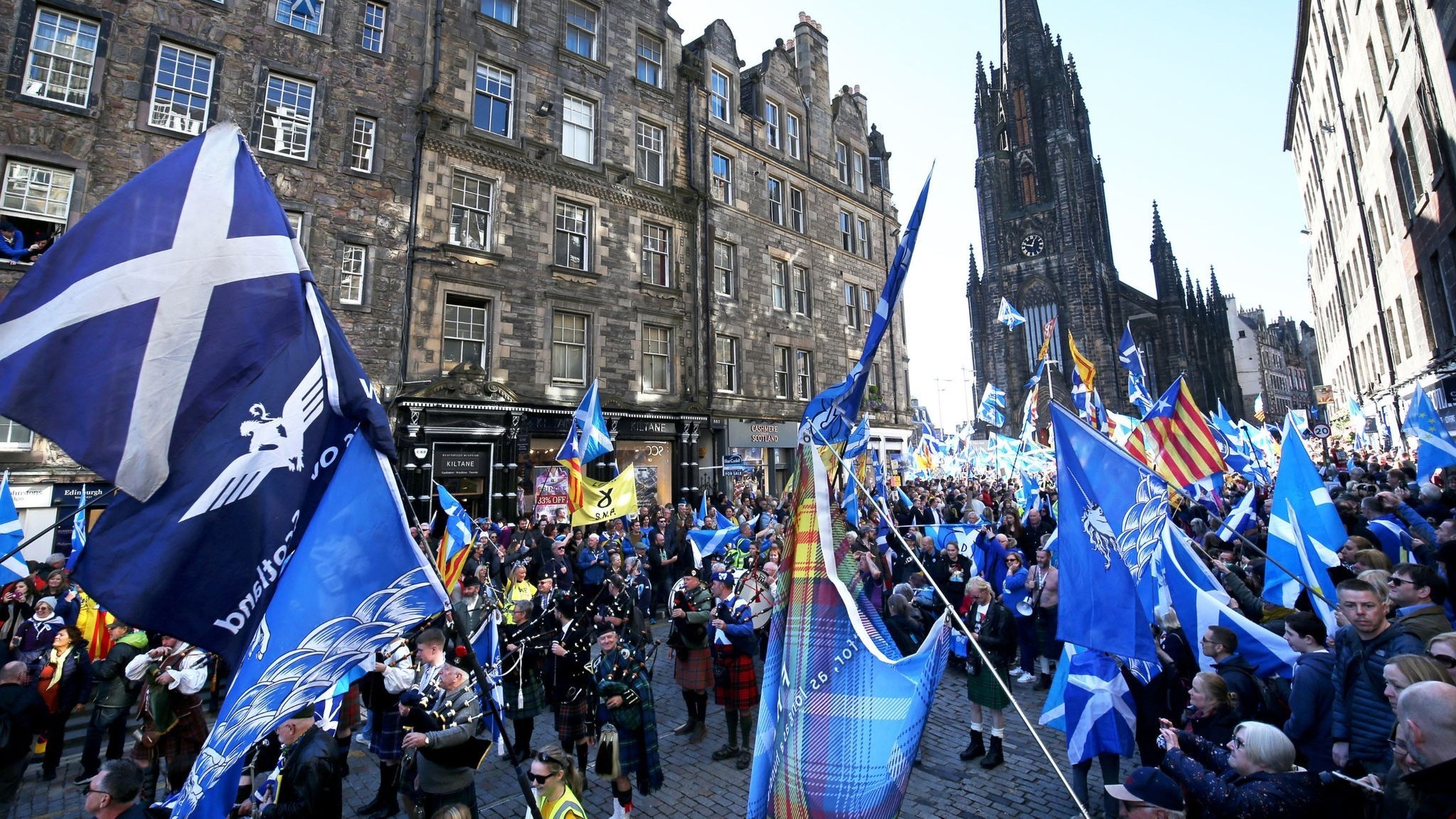Unterstützer der Unabhängigkeit Schottlands nehmen an einer Demonstration in Edinburgh teil. Foto: dpa/Barlow