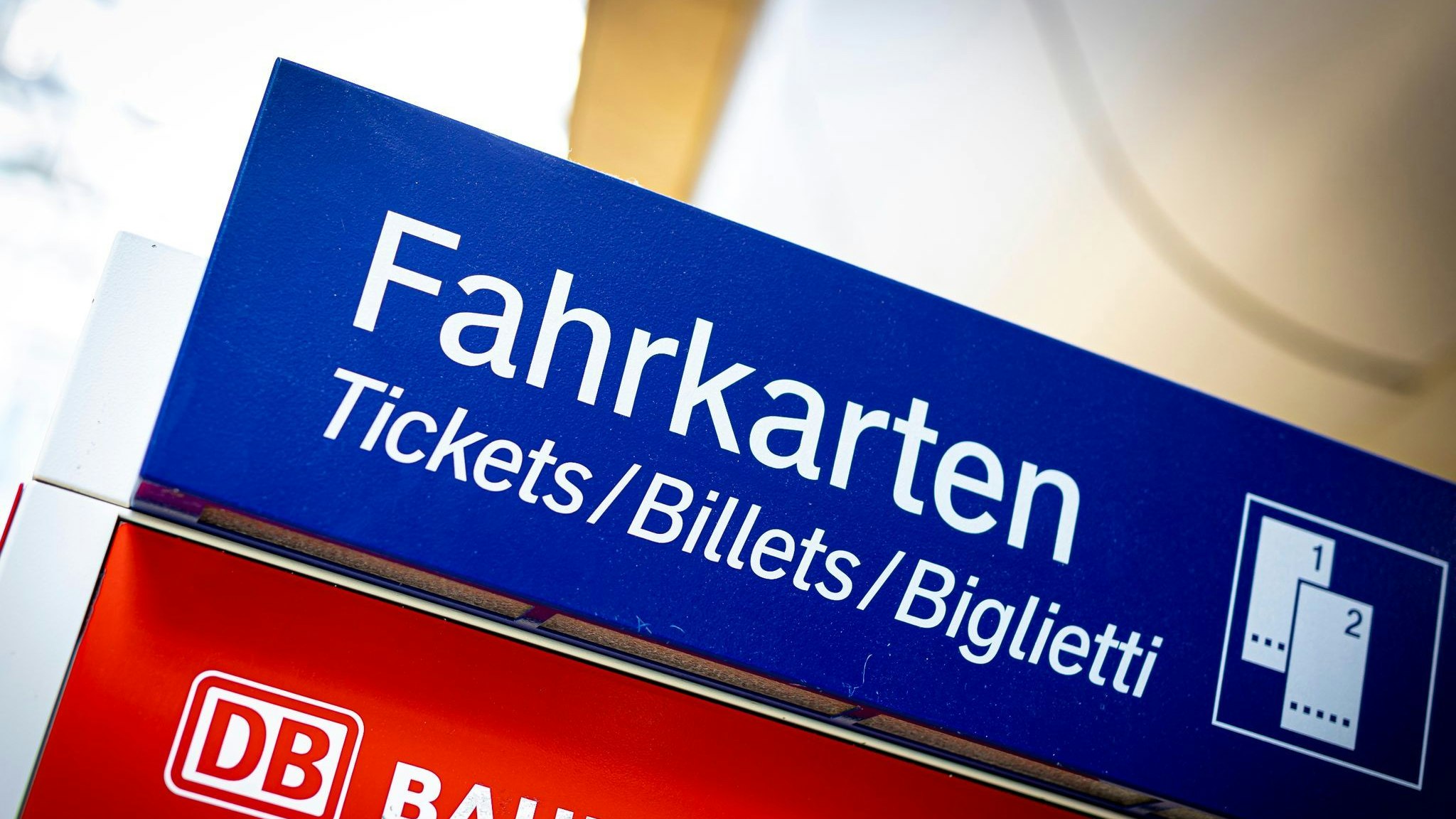 Ein Fahrkartenautomat der Deutschen Bahn steht an einem Bahnhof. Foto: dpa/Frankenberg
