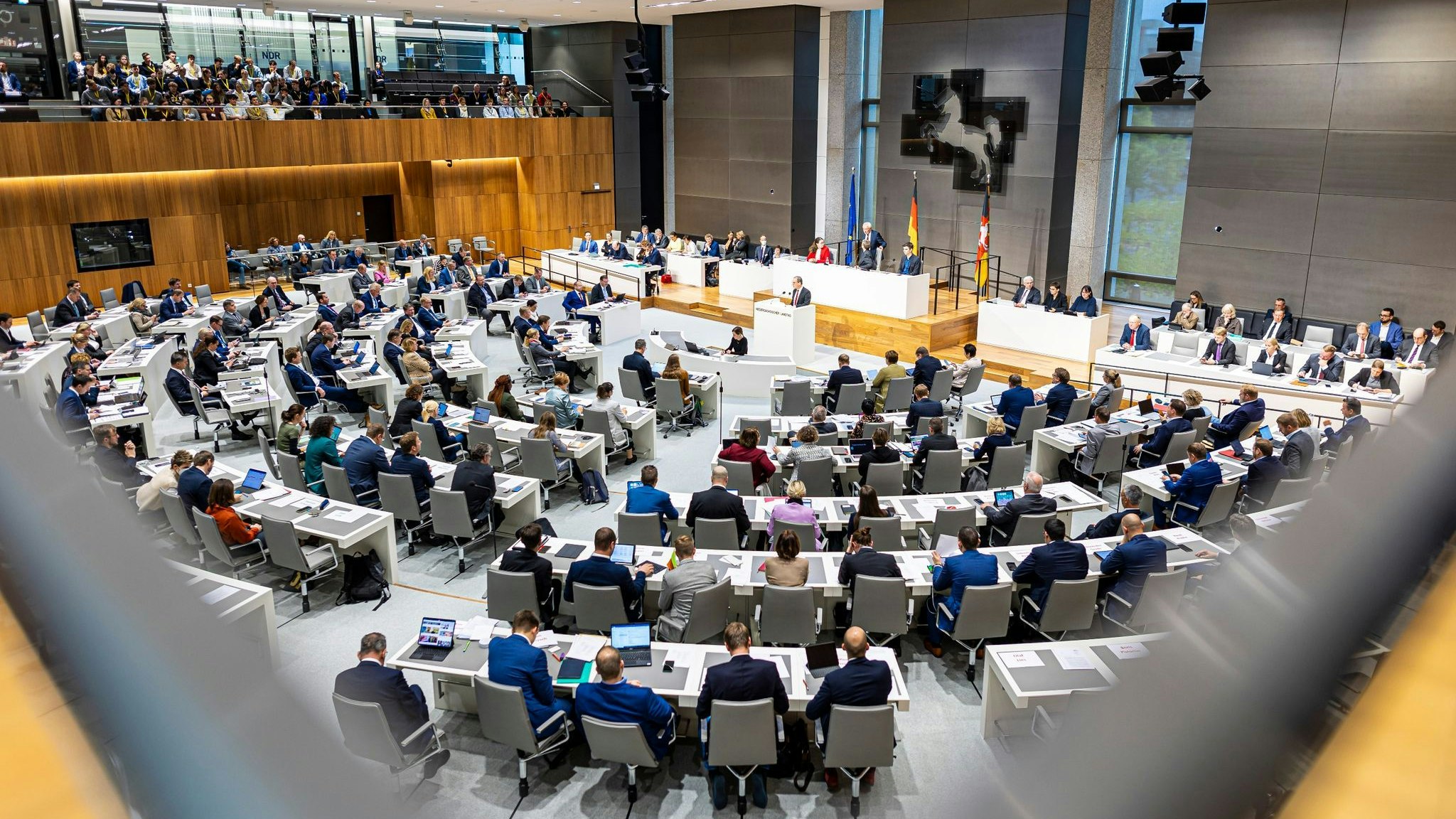 Abgeordnete nehmen im Plenarsaal an einer Sitzung des Landtags in Niedersachsen teil. Foto: dpa/Frankenberg